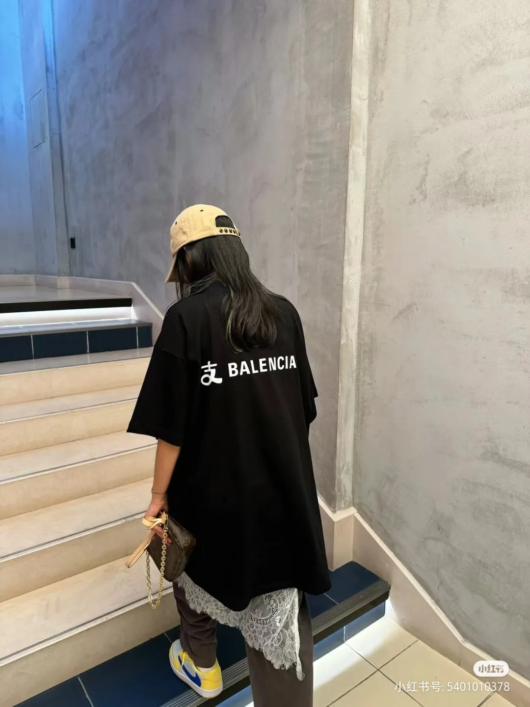 ♻️💯Reference model picture for the upper body❤️【New arrival】Top version of Balenciga/Balenciaga latest series Alipay co-branded short-sleeved T-shirt No.1 quality in this market Real ceiling quality All original development drawings pay attention to details to avoid mixed sales of stolen pictures Correct 280g custom-woven and dyed double yarn fabric Soft and comfortable Chest printing imported Conley direct-injection machine Here is an explanation why mine is a little more expensive than others: 1. It seems to be a simple printing or embroidery In fact, it is not simple at all. 10000% imported machine restoration is not just a lip service. You are welcome to compare with peers. 2. Each model is produced by the company. The detailed workmanship and fabrics are consistent with the original ones. It is guaranteed that there will be no color difference with the counters. Reproduction is not terrible. Whoever is fake will be embarrassed. It’s not shameful to make a replica, it’s shameful if you can’t buy the correct version if you make a replica. 3. Note that the threaded collars are all original collars of certain countries and regions, with high wrapping. The width of the neckline and cabinets are accurate to the millimeter. Thick necklines are not easy to deform. The collars of high-end products are all restored cabinets. They are different from the big collars in the world. Ordinary garbage short-sleeves are printed with a print. The clavicle of the upper body is exposed. Please be patient. Customers who have bought genuine products or have seen genuine products will come back to place orders again. This is quality. This is quality. 4. Different styles of washed wheat main wheat, including imported wheat, have different colors and codes. Really restore the counter. As we all know, Balenciaga has different English or different colors on the collar labels of each quarter. This distinguishes the fast food products with the same common main wheat washed wheat. 5. Pay attention to the workmanship. The stitching at the neckline has no folds, smooth and natural without overlapping lines, and truly restores this. This is something that many people cannot do. 6. The fabric is made of 260g Paris-specific double yarn. No one can make better fabrics than my family. There's really no way to compare it with the ordinary version on the market. Respect it. It's genuine and costs thousands of dollars. Don't go wrong with the quality of street stalls. 7. The workmanship is fully restored and the packaging is fully restored. The cost is huge. 8. I guarantee here that this is the highest quality you can find. Color: Black Size: XS-L P:250
