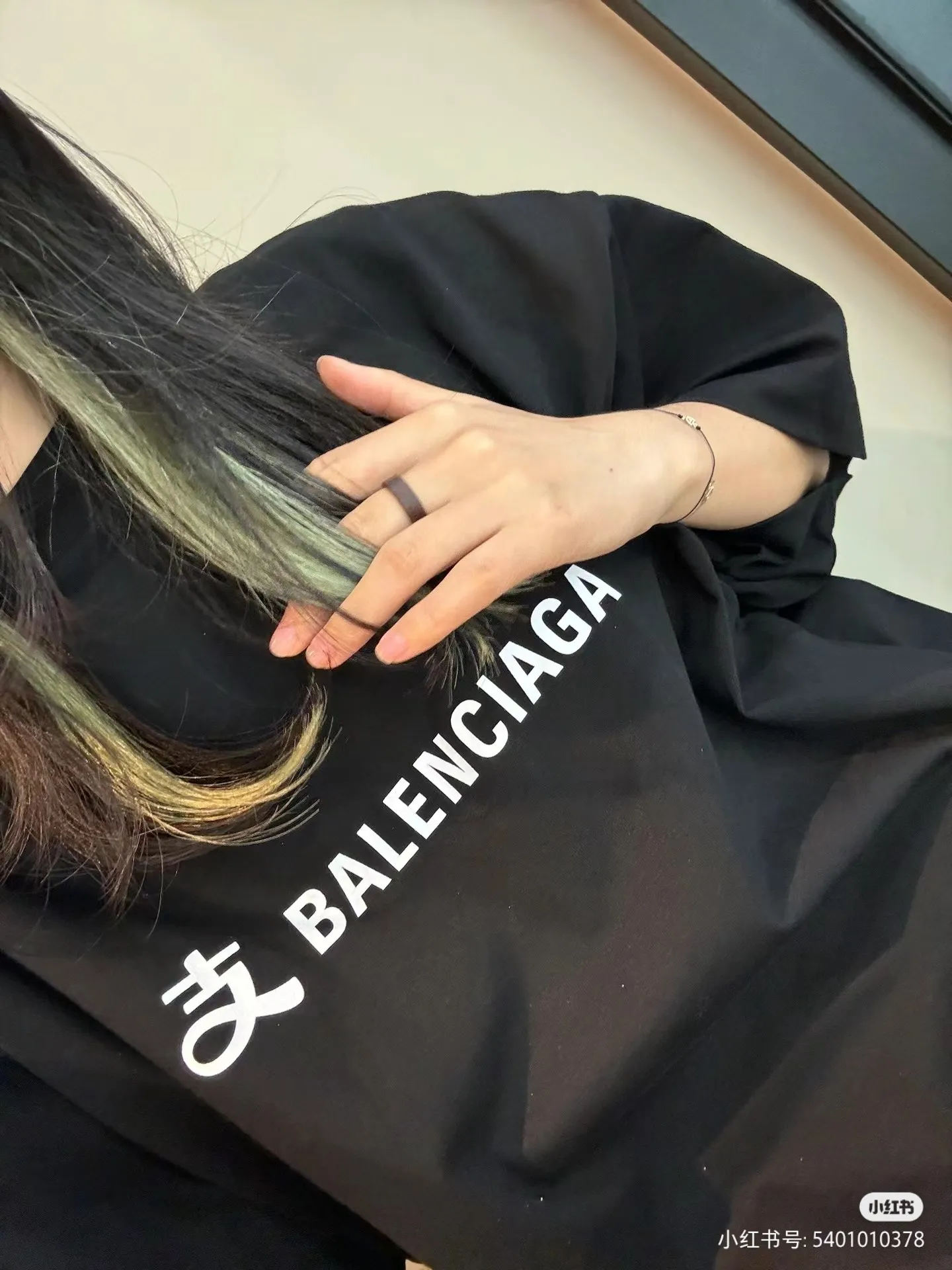 ♻️💯Reference model picture for the upper body❤️【New arrival】Top version of Balenciga/Balenciaga latest series Alipay co-branded short-sleeved T-shirt No.1 quality in this market Real ceiling quality All original development drawings pay attention to details to avoid mixed sales of stolen pictures Correct 280g custom-woven and dyed double yarn fabric Soft and comfortable Chest printing imported Conley direct-injection machine Here is an explanation why mine is a little more expensive than others: 1. It seems to be a simple printing or embroidery In fact, it is not simple at all. 10000% imported machine restoration is not just a lip service. You are welcome to compare with peers. 2. Each model is produced by the company. The detailed workmanship and fabrics are consistent with the original ones. It is guaranteed that there will be no color difference with the counters. Reproduction is not terrible. Whoever is fake will be embarrassed. It’s not shameful to make a replica, it’s shameful if you can’t buy the correct version if you make a replica. 3. Note that the threaded collars are all original collars of certain countries and regions, with high wrapping. The width of the neckline and cabinets are accurate to the millimeter. Thick necklines are not easy to deform. The collars of high-end products are all restored cabinets. They are different from the big collars in the world. Ordinary garbage short-sleeves are printed with a print. The clavicle of the upper body is exposed. Please be patient. Customers who have bought genuine products or have seen genuine products will come back to place orders again. This is quality. This is quality. 4. Different styles of washed wheat main wheat, including imported wheat, have different colors and codes. Really restore the counter. As we all know, Balenciaga has different English or different colors on the collar labels of each quarter. This distinguishes the fast food products with the same common main wheat washed wheat. 5. Pay attention to the workmanship. The stitching at the neckline has no folds, smooth and natural without overlapping lines, and truly restores this. This is something that many people cannot do. 6. The fabric is made of 260g Paris-specific double yarn. No one can make better fabrics than my family. There's really no way to compare it with the ordinary version on the market. Respect it. It's genuine and costs thousands of dollars. Don't go wrong with the quality of street stalls. 7. The workmanship is fully restored and the packaging is fully restored. The cost is huge. 8. I guarantee here that this is the highest quality you can find. Color: Black Size: XS-L P:250