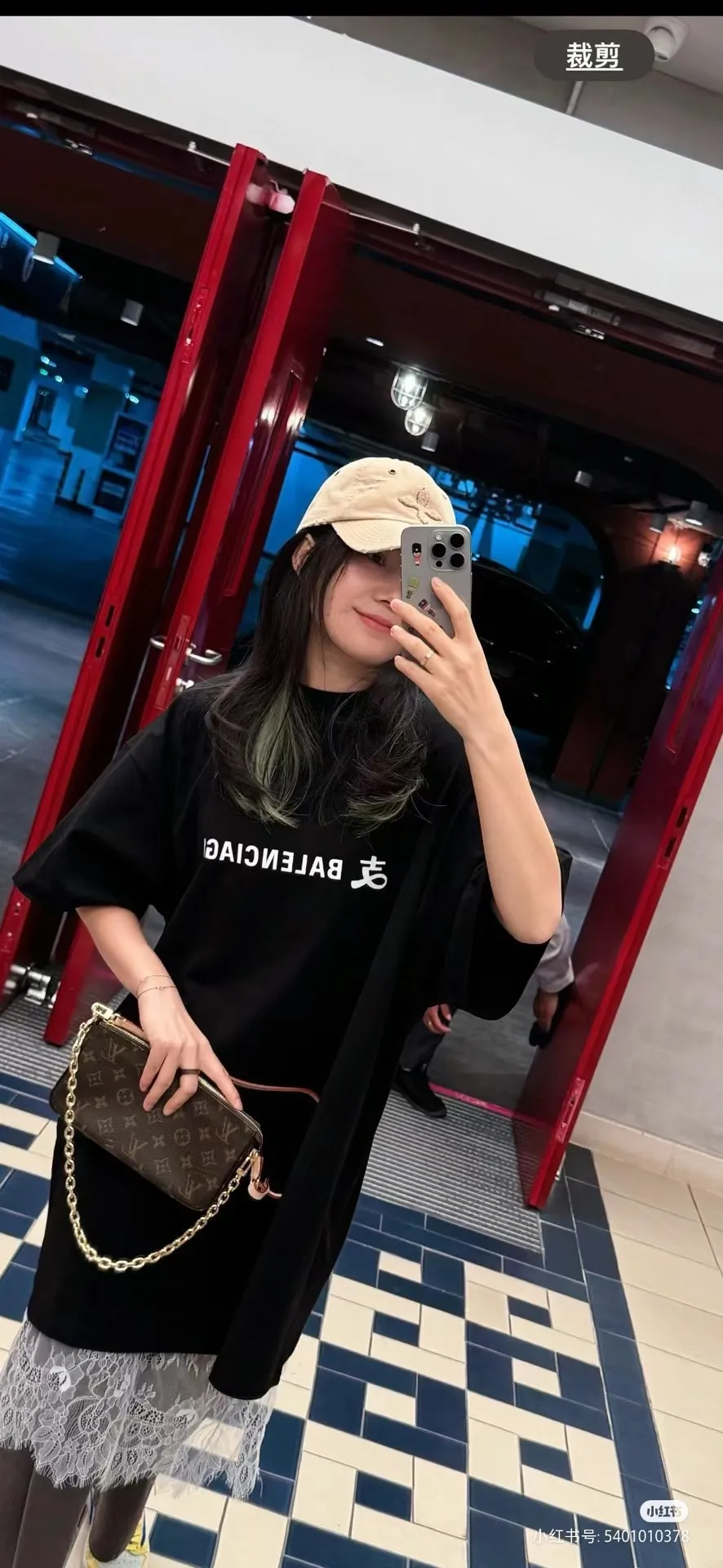 ♻️💯Reference model picture for the upper body❤️【New arrival】Top version of Balenciga/Balenciaga latest series Alipay co-branded short-sleeved T-shirt No.1 quality in this market Real ceiling quality All original development drawings pay attention to details to avoid mixed sales of stolen pictures Correct 280g custom-woven and dyed double yarn fabric Soft and comfortable Chest printing imported Conley direct-injection machine Here is an explanation why mine is a little more expensive than others: 1. It seems to be a simple printing or embroidery In fact, it is not simple at all. 10000% imported machine restoration is not just a lip service. You are welcome to compare with peers. 2. Each model is produced by the company. The detailed workmanship and fabrics are consistent with the original ones. It is guaranteed that there will be no color difference with the counters. Reproduction is not terrible. Whoever is fake will be embarrassed. It’s not shameful to make a replica, it’s shameful if you can’t buy the correct version if you make a replica. 3. Note that the threaded collars are all original collars of certain countries and regions, with high wrapping. The width of the neckline and cabinets are accurate to the millimeter. Thick necklines are not easy to deform. The collars of high-end products are all restored cabinets. They are different from the big collars in the world. Ordinary garbage short-sleeves are printed with a print. The clavicle of the upper body is exposed. Please be patient. Customers who have bought genuine products or have seen genuine products will come back to place orders again. This is quality. This is quality. 4. Different styles of washed wheat main wheat, including imported wheat, have different colors and codes. Really restore the counter. As we all know, Balenciaga has different English or different colors on the collar labels of each quarter. This distinguishes the fast food products with the same common main wheat washed wheat. 5. Pay attention to the workmanship. The stitching at the neckline has no folds, smooth and natural without overlapping lines, and truly restores this. This is something that many people cannot do. 6. The fabric is made of 260g Paris-specific double yarn. No one can make better fabrics than my family. There's really no way to compare it with the ordinary version on the market. Respect it. It's genuine and costs thousands of dollars. Don't go wrong with the quality of street stalls. 7. The workmanship is fully restored and the packaging is fully restored. The cost is huge. 8. I guarantee here that this is the highest quality you can find. Color: Black Size: XS-L P:250