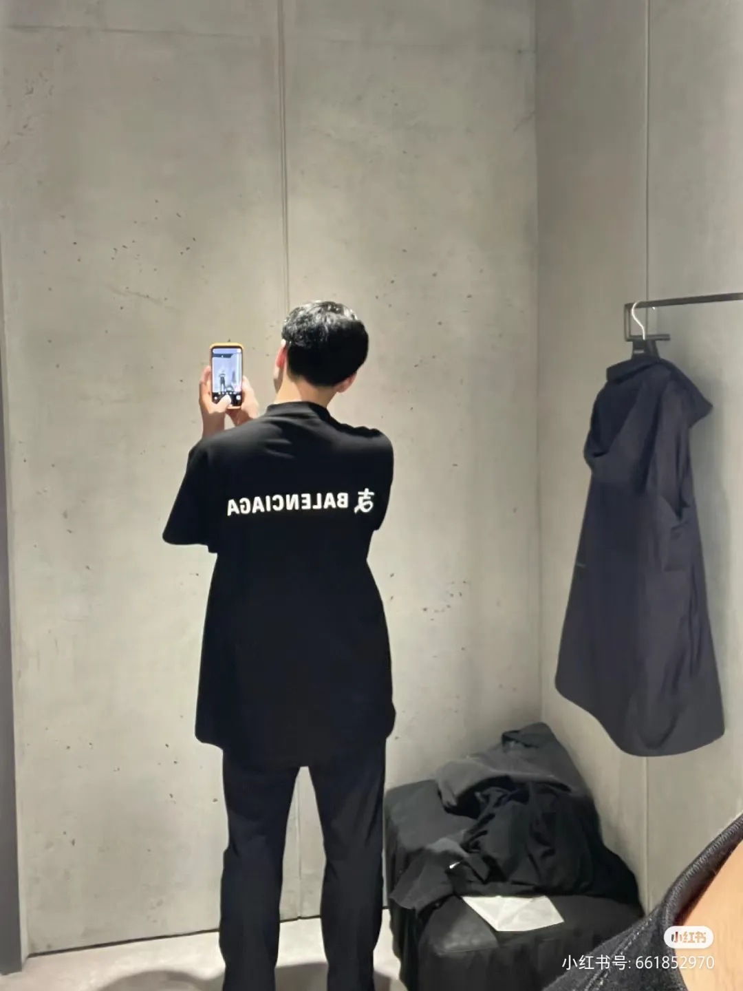 ♻️💯Reference model picture for the upper body❤️【New arrival】Top version of Balenciga/Balenciaga latest series Alipay co-branded short-sleeved T-shirt No.1 quality in this market Real ceiling quality All original development drawings pay attention to details to avoid mixed sales of stolen pictures Correct 280g custom-woven and dyed double yarn fabric Soft and comfortable Chest printing imported Conley direct-injection machine Here is an explanation why mine is a little more expensive than others: 1. It seems to be a simple printing or embroidery In fact, it is not simple at all. 10000% imported machine restoration is not just a lip service. You are welcome to compare with peers. 2. Each model is produced by the company. The detailed workmanship and fabrics are consistent with the original ones. It is guaranteed that there will be no color difference with the counters. Reproduction is not terrible. Whoever is fake will be embarrassed. It’s not shameful to make a replica, it’s shameful if you can’t buy the correct version if you make a replica. 3. Note that the threaded collars are all original collars of certain countries and regions, with high wrapping. The width of the neckline and cabinets are accurate to the millimeter. Thick necklines are not easy to deform. The collars of high-end products are all restored cabinets. They are different from the big collars in the world. Ordinary garbage short-sleeves are printed with a print. The clavicle of the upper body is exposed. Please be patient. Customers who have bought genuine products or have seen genuine products will come back to place orders again. This is quality. This is quality. 4. Different styles of washed wheat main wheat, including imported wheat, have different colors and codes. Really restore the counter. As we all know, Balenciaga has different English or different colors on the collar labels of each quarter. This distinguishes the fast food products with the same common main wheat washed wheat. 5. Pay attention to the workmanship. The stitching at the neckline has no folds, smooth and natural without overlapping lines, and truly restores this. This is something that many people cannot do. 6. The fabric is made of 260g Paris-specific double yarn. No one can make better fabrics than my family. There's really no way to compare it with the ordinary version on the market. Respect it. It's genuine and costs thousands of dollars. Don't go wrong with the quality of street stalls. 7. The workmanship is fully restored and the packaging is fully restored. The cost is huge. 8. I guarantee here that this is the highest quality you can find. Color: Black Size: XS-L P:250