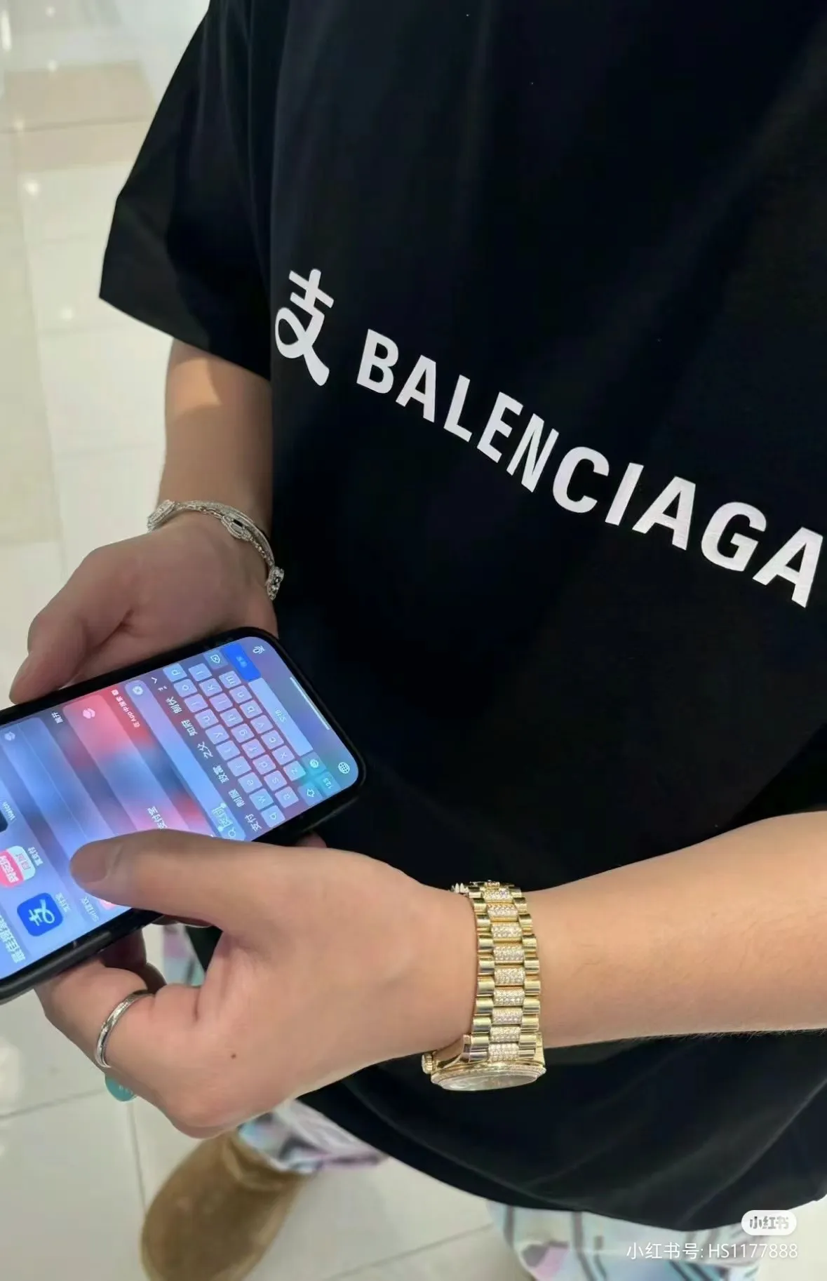 ♻️💯Reference model picture for the upper body❤️【New arrival】Top version of Balenciga/Balenciaga latest series Alipay co-branded short-sleeved T-shirt No.1 quality in this market Real ceiling quality All original development drawings pay attention to details to avoid mixed sales of stolen pictures Correct 280g custom-woven and dyed double yarn fabric Soft and comfortable Chest printing imported Conley direct-injection machine Here is an explanation why mine is a little more expensive than others: 1. It seems to be a simple printing or embroidery In fact, it is not simple at all. 10000% imported machine restoration is not just a lip service. You are welcome to compare with peers. 2. Each model is produced by the company. The detailed workmanship and fabrics are consistent with the original ones. It is guaranteed that there will be no color difference with the counters. Reproduction is not terrible. Whoever is fake will be embarrassed. It’s not shameful to make a replica, it’s shameful if you can’t buy the correct version if you make a replica. 3. Note that the threaded collars are all original collars of certain countries and regions, with high wrapping. The width of the neckline and cabinets are accurate to the millimeter. Thick necklines are not easy to deform. The collars of high-end products are all restored cabinets. They are different from the big collars in the world. Ordinary garbage short-sleeves are printed with a print. The clavicle of the upper body is exposed. Please be patient. Customers who have bought genuine products or have seen genuine products will come back to place orders again. This is quality. This is quality. 4. Different styles of washed wheat main wheat, including imported wheat, have different colors and codes. Really restore the counter. As we all know, Balenciaga has different English or different colors on the collar labels of each quarter. This distinguishes the fast food products with the same common main wheat washed wheat. 5. Pay attention to the workmanship. The stitching at the neckline has no folds, smooth and natural without overlapping lines, and truly restores this. This is something that many people cannot do. 6. The fabric is made of 260g Paris-specific double yarn. No one can make better fabrics than my family. There's really no way to compare it with the ordinary version on the market. Respect it. It's genuine and costs thousands of dollars. Don't go wrong with the quality of street stalls. 7. The workmanship is fully restored and the packaging is fully restored. The cost is huge. 8. I guarantee here that this is the highest quality you can find. Color: Black Size: XS-L P:250