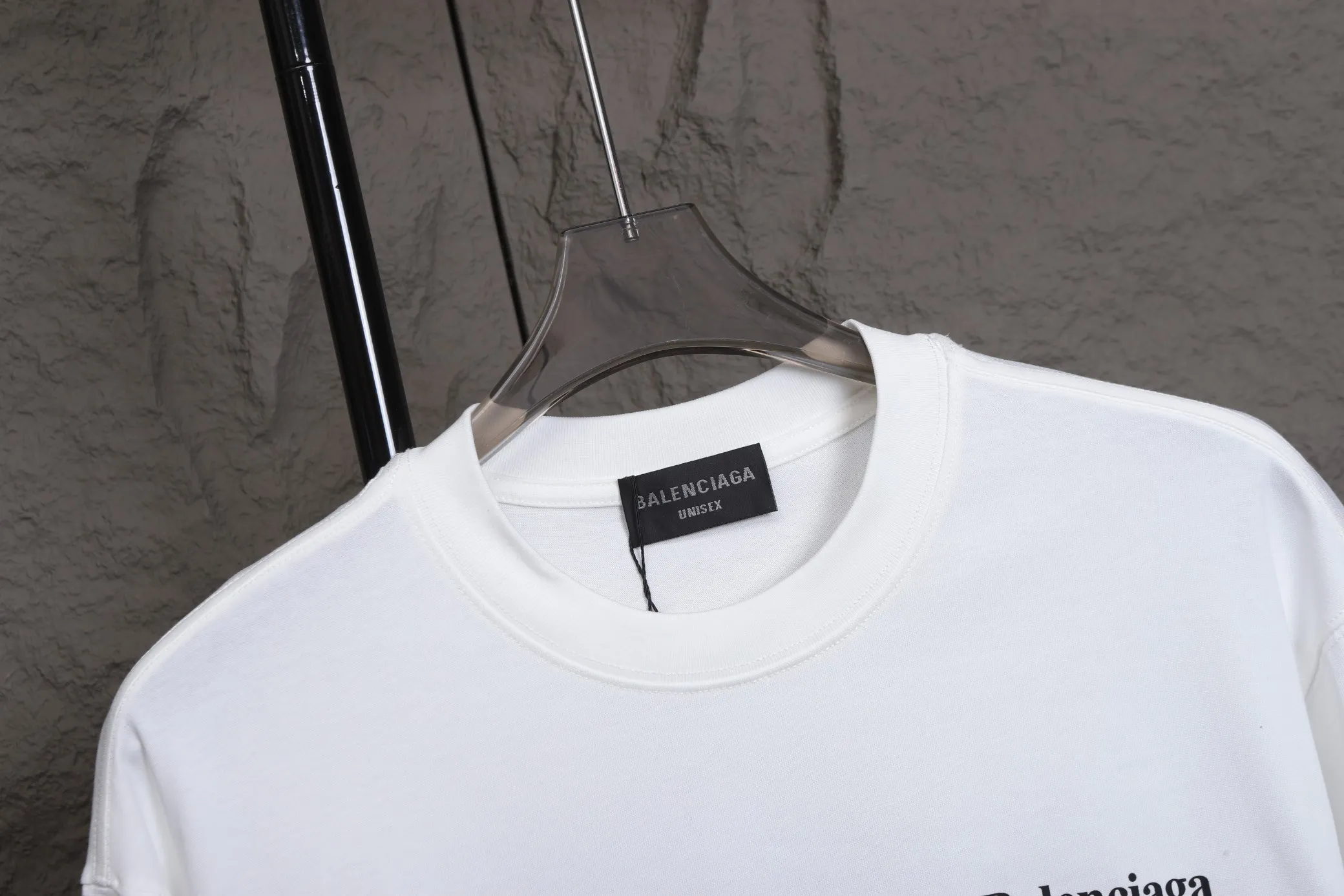 🅿️270 High quality 25605 2025 Balenciaga Cola Wave series long-sleeved base T-shirt. The fabric is selected from Xinjiang pure cotton plain weave. It is made of top-grade velvet cotton with 24 hours of sunshine. It can’t be balled after being worn for a long time. It feels soft and comfortable. The whole garment is flat-lined. Three-dimensional tailoring. The upper body is awesome. It uses high-end PU foam printing and will never fall off. The cuffs are made of high-end rib fabric, which is comfortable and skin-friendly. No expense is spared in using high-molecular polymer materials, which are not afraid of ironing and are resistant to wear and tear.