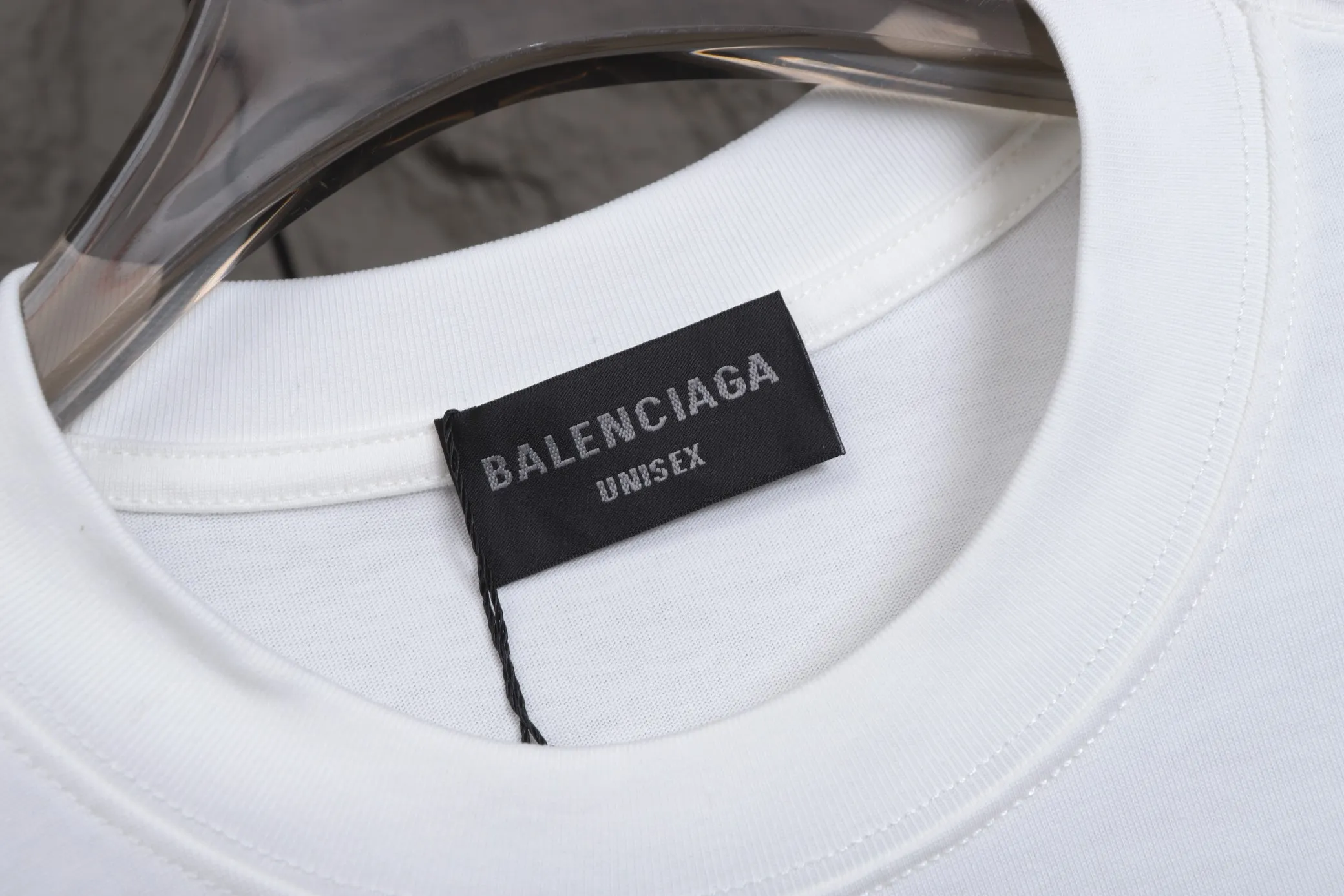 🅿️270 High quality 25605 2025 Balenciaga Cola Wave series long-sleeved base T-shirt. The fabric is selected from Xinjiang pure cotton plain weave. It is made of top-grade velvet cotton with 24 hours of sunshine. It can’t be balled after being worn for a long time. It feels soft and comfortable. The whole garment is flat-lined. Three-dimensional tailoring. The upper body is awesome. It uses high-end PU foam printing and will never fall off. The cuffs are made of high-end rib fabric, which is comfortable and skin-friendly. No expense is spared in using high-molecular polymer materials, which are not afraid of ironing and are resistant to wear and tear.