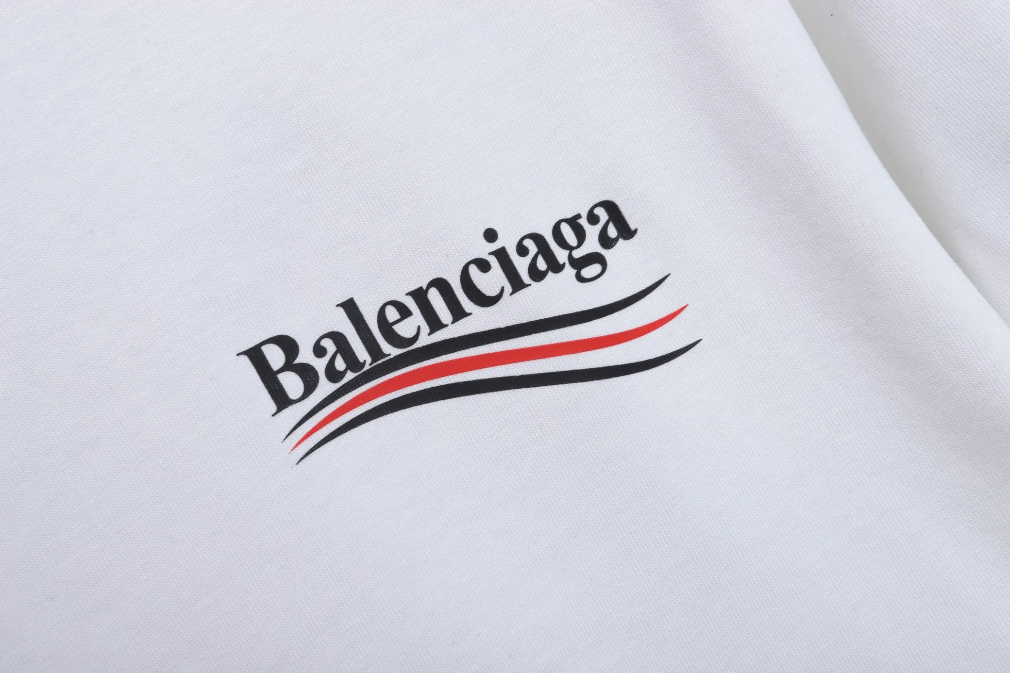 🅿️270 High quality 25605 2025 Balenciaga Cola Wave series long-sleeved base T-shirt. The fabric is selected from Xinjiang pure cotton plain weave. It is made of top-grade velvet cotton with 24 hours of sunshine. It can’t be balled after being worn for a long time. It feels soft and comfortable. The whole garment is flat-lined. Three-dimensional tailoring. The upper body is awesome. It uses high-end PU foam printing and will never fall off. The cuffs are made of high-end rib fabric, which is comfortable and skin-friendly. No expense is spared in using high-molecular polymer materials, which are not afraid of ironing and are resistant to wear and tear.