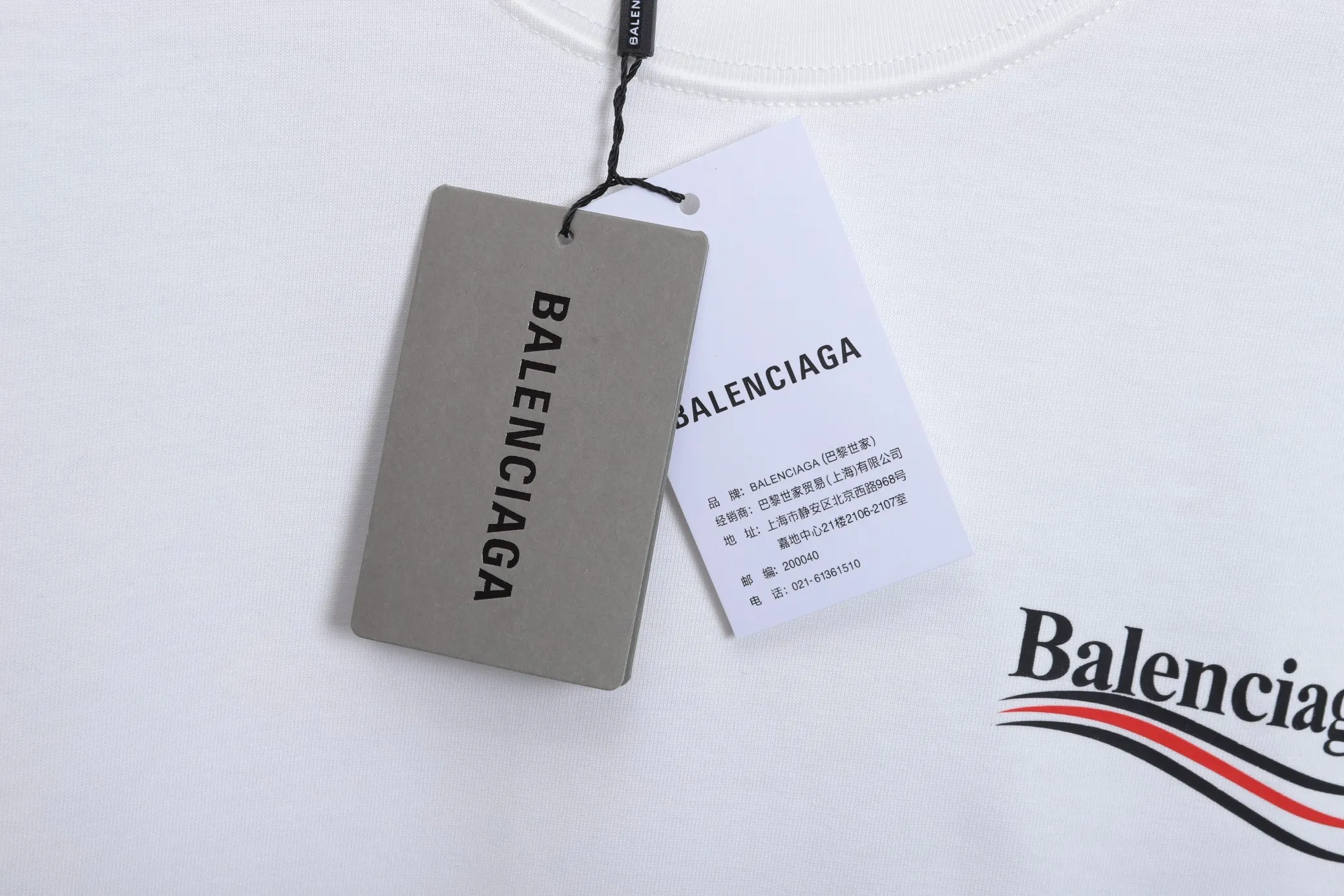 🅿️270 High quality 25605 2025 Balenciaga Cola Wave series long-sleeved base T-shirt. The fabric is selected from Xinjiang pure cotton plain weave. It is made of top-grade velvet cotton with 24 hours of sunshine. It can’t be balled after being worn for a long time. It feels soft and comfortable. The whole garment is flat-lined. Three-dimensional tailoring. The upper body is awesome. It uses high-end PU foam printing and will never fall off. The cuffs are made of high-end rib fabric, which is comfortable and skin-friendly. No expense is spared in using high-molecular polymer materials, which are not afraid of ironing and are resistant to wear and tear.