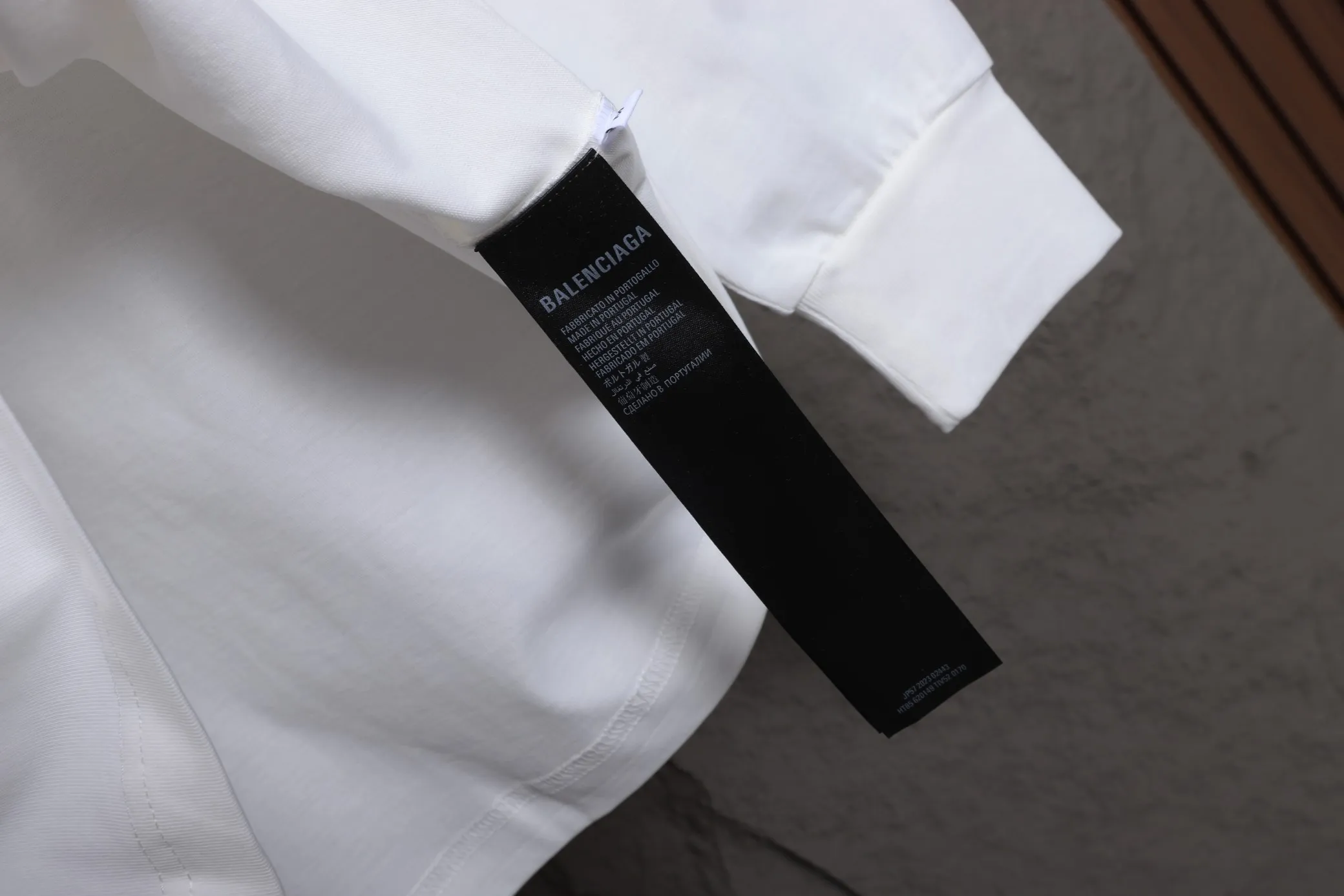 🅿️270 High quality 25605 2025 Balenciaga Cola Wave series long-sleeved base T-shirt. The fabric is selected from Xinjiang pure cotton plain weave. It is made of top-grade velvet cotton with 24 hours of sunshine. It can’t be balled after being worn for a long time. It feels soft and comfortable. The whole garment is flat-lined. Three-dimensional tailoring. The upper body is awesome. It uses high-end PU foam printing and will never fall off. The cuffs are made of high-end rib fabric, which is comfortable and skin-friendly. No expense is spared in using high-molecular polymer materials, which are not afraid of ironing and are resistant to wear and tear.