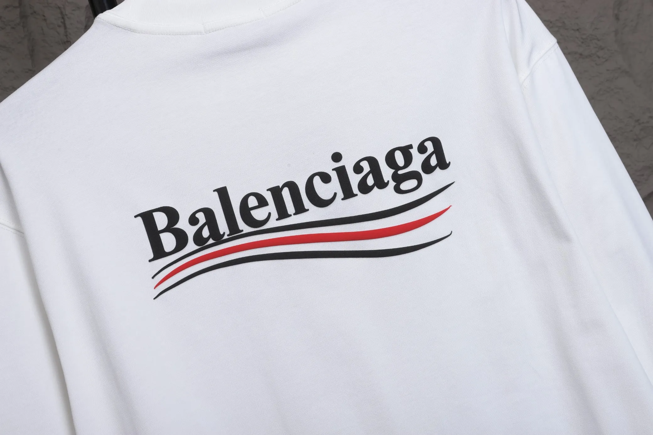 🅿️270 High quality 25605 2025 Balenciaga Cola Wave series long-sleeved base T-shirt. The fabric is selected from Xinjiang pure cotton plain weave. It is made of top-grade velvet cotton with 24 hours of sunshine. It can’t be balled after being worn for a long time. It feels soft and comfortable. The whole garment is flat-lined. Three-dimensional tailoring. The upper body is awesome. It uses high-end PU foam printing and will never fall off. The cuffs are made of high-end rib fabric, which is comfortable and skin-friendly. No expense is spared in using high-molecular polymer materials, which are not afraid of ironing and are resistant to wear and tear.