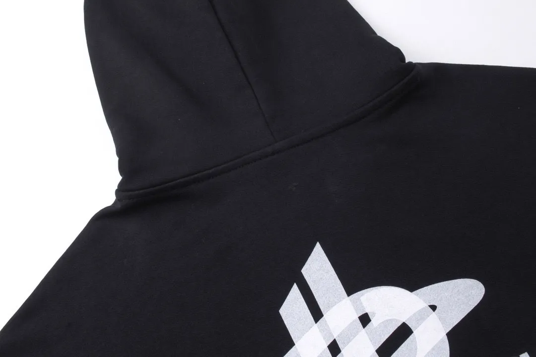 🅿️300 real photos [Top version. Official website quality] BALENCI*GA/Paris. 2024 new style. Phantom double LOGO classic pattern printed long-sleeved hooded sweatshirt. Brick cabinet synchronization. Genuine product developed in the first time, happy to print and compare! The fabric is made of Paris ZP custom-woven and dyed cotton terry sweatshirt. The weight is 450 grams. The cloth surface is clean. The cloth pattern is clear, soft and comfortable. The threads are dyed with no color difference. The classic printing is made of environmentally friendly imported materials, with LOGO phantom effect, clear letters and three-dimensional effect. Restored brick cabinet. Ready-made clothes are washed and distressed, different market currency, welcome to compare, the version adopts OS loose shoulder version. Same style for men and women Coding: BL238010 Color: black, white Size: XS S M L