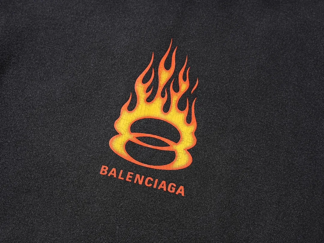🅿️350 real photos [Top version. Official website quality] BALENCI*GA/Paris#.2024#Double Ring# Flame Direct Injection Printed Washed and Distressed Hooded Sweatshirt 2024 New Style. Genuine product developed at the first time, widely used in the market. Happy printing comparison! The fabric is made of Paris ZP custom-woven and dyed cotton sweatshirt. Weighing 460 grams, the cloth surface is clean. The cloth pattern is clear, soft and comfortable. The threads are dyed with no color difference. The printing uses environmentally friendly imported materials for direct printing, with clear patterns and three-dimensional effects. The entire garment is washed, distressed and worn. The version adopts OS loose shoulder design. Same style for men and women. Code: BL238937 Color: washed black Size: XS S M L