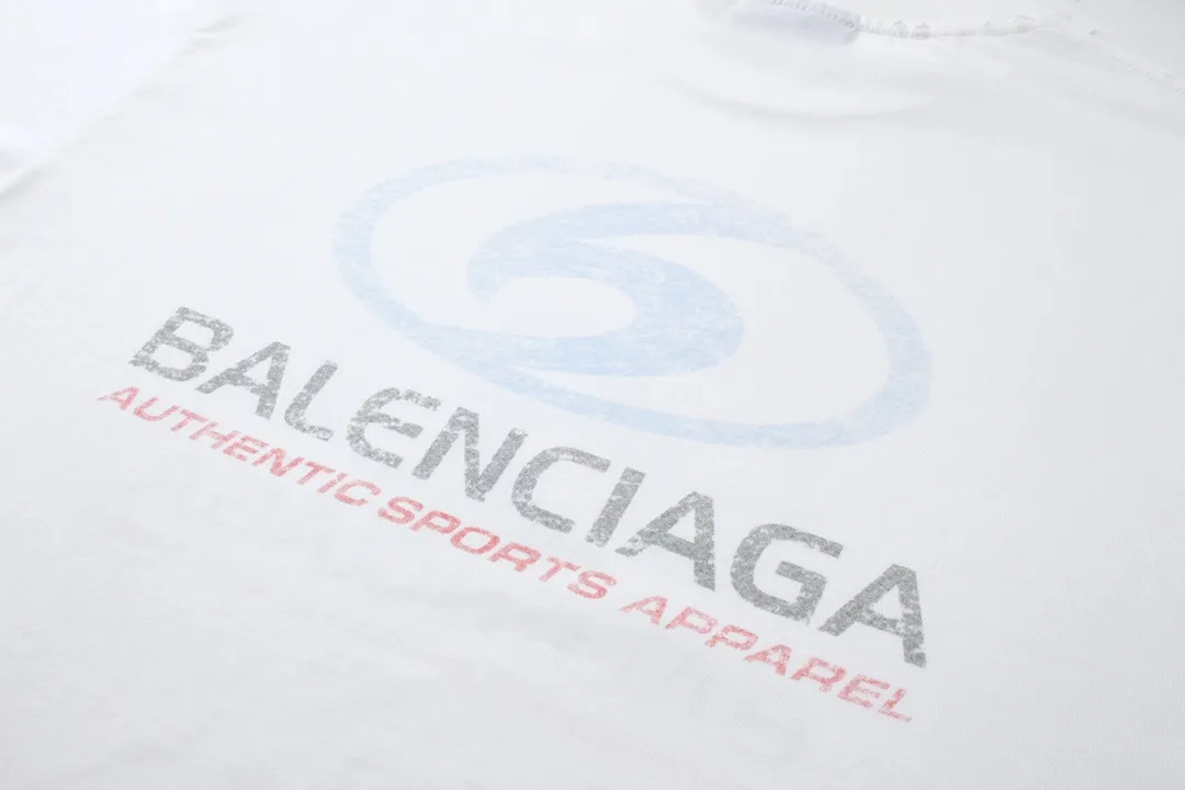 🅿️180 detailed pictures [Top version. Official website quality] BALENCI*GA/Paris. 2024 new style. New LOGO blurry LOGO direct-injection printing ready-made worn-out short-sleeved T-shirt, brick cabinet synchronization. Genuine product developed at the first time, happy to print and compare! The fabric is made of Paris ZP custom-woven and dyed cotton double yarn. Weighing 260 grams, the cloth surface is clean. The cloth pattern is clear, soft and comfortable. The threads are dyed with no color difference. The classic LOGO is printed using environmentally friendly imported materials, with clear straight-crack pattern letters and a three-dimensional effect. Restored brick cabinet. Ready-made garments are washed, worn and distressed. Different market currency. Welcome to compare. The version adopts OS loose shoulder style. Same style for men and women. Code: BL223329 Color: gray blue, beige. Size: XS to L