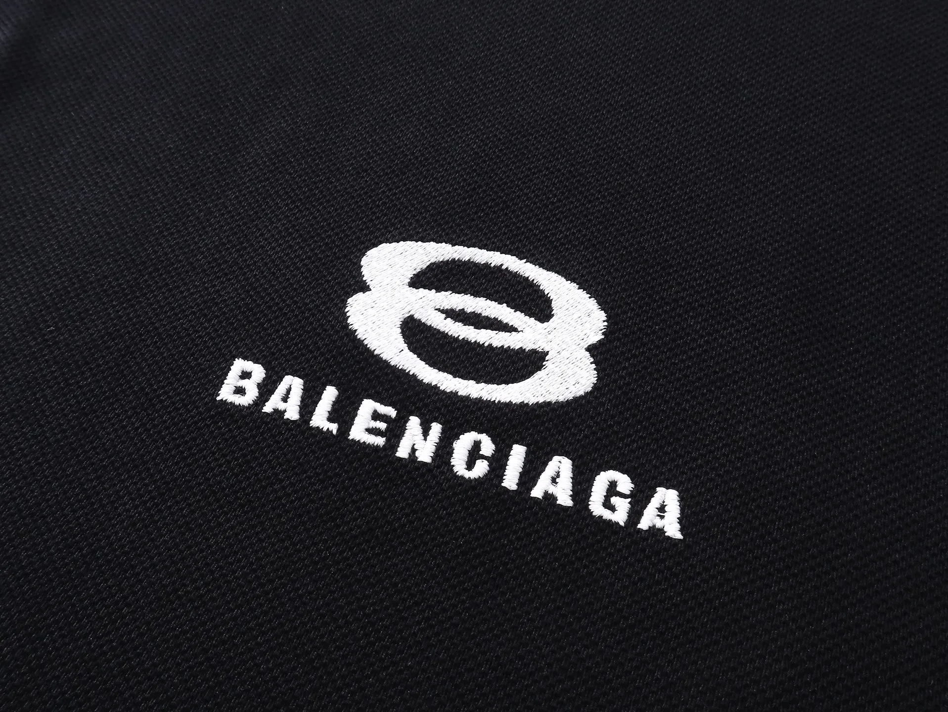 🅿️220 real photos [Top version. Official website quality] BALENCI*GA/Paris #2025 new Paris double-ring classic LOGO embroidered POLO shirt, with front and rear slit design, full of design, welcome to compare. The fabric is made of Paris ZP custom-woven and dyed cotton pique, with a weight of 260 grams. The cloth surface is clean. The cloth pattern is clear, soft and comfortable. The threads are woven and dyed with no color difference. The embroidered LOGO is embroidered using imported Tajima embroidery machine. The effect is three-dimensional. Restore the brick cabinet, adopt OS loose shoulder style. Same style for men and women. Coding: BL252215 Color: black, white Size: XS S M L