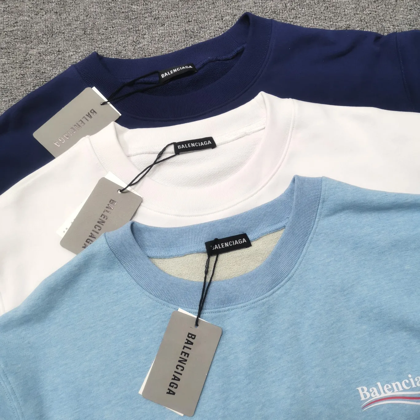 Additional details——Spring and autumn top version Balenciaga classic loose unisex pure cotton round-neck sweatshirt. Customized fabrics and printed accessories are reproduced one-to-one. The fabric surface is treated with dust-free woolen craftsmanship, and the shoulder and chain seams are made of 0.8cm bundled strips inside. The special machine-edged double chain-wrapped thread-stitched pure cotton is here to explain why mine is dozens of yuan more expensive than others: 1. Each model is produced by the company. The details of the workmanship and fabrics are consistent with the original ones. There is no color difference between the ones at the counters. Guaranteed no color difference. Replicas are not scary. Whoever is fake is embarrassed. It’s not shameful to make a replica, it’s shameful if you can’t buy the correct version if you make a replica. All of my series can be found in all major places and will be absolutely stunning!  2. The fabric is made of 460 Paris special fabric. No one can make it better than mine. There is really no way to compare with the ordinary version on the market. Respect it. It is authentic and costs thousands of dollars. Don’t go for the quality of street stalls. 3. The workmanship is fully restored and the packaging is fully restored. 4. I guarantee here that this is the highest quality you can find. Size: XS-L Color: haze blue, navy blue, white P:350