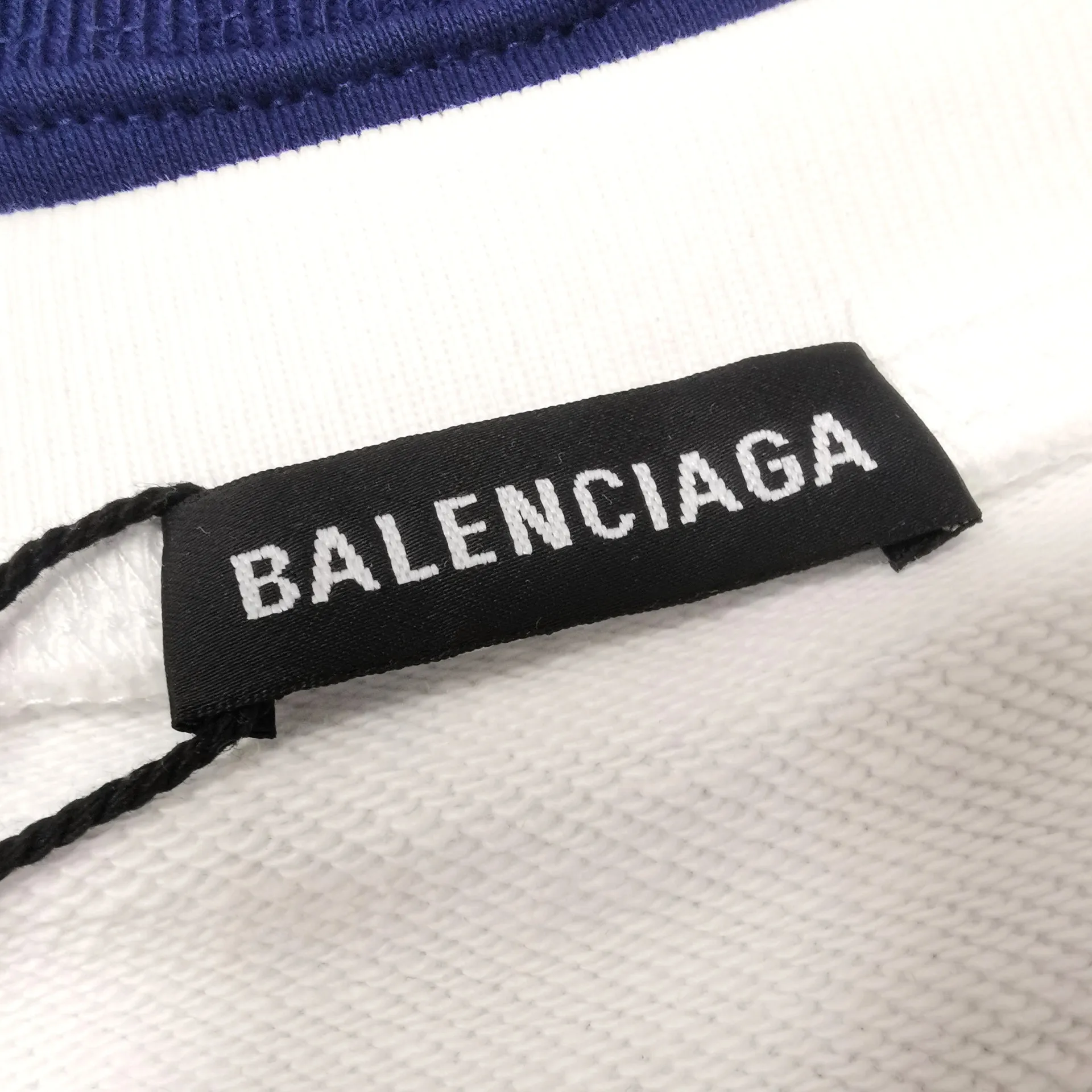 Additional details——Spring and autumn top version Balenciaga classic loose unisex pure cotton round-neck sweatshirt. Customized fabrics and printed accessories are reproduced one-to-one. The fabric surface is treated with dust-free woolen craftsmanship, and the shoulder and chain seams are made of 0.8cm bundled strips inside. The special machine-edged double chain-wrapped thread-stitched pure cotton is here to explain why mine is dozens of yuan more expensive than others: 1. Each model is produced by the company. The details of the workmanship and fabrics are consistent with the original ones. There is no color difference between the ones at the counters. Guaranteed no color difference. Replicas are not scary. Whoever is fake is embarrassed. It’s not shameful to make a replica, it’s shameful if you can’t buy the correct version if you make a replica. All of my series can be found in all major places and will be absolutely stunning!  2. The fabric is made of 460 Paris special fabric. No one can make it better than mine. There is really no way to compare with the ordinary version on the market. Respect it. It is authentic and costs thousands of dollars. Don’t go for the quality of street stalls. 3. The workmanship is fully restored and the packaging is fully restored. 4. I guarantee here that this is the highest quality you can find. Size: XS-L Color: haze blue, navy blue, white P:350