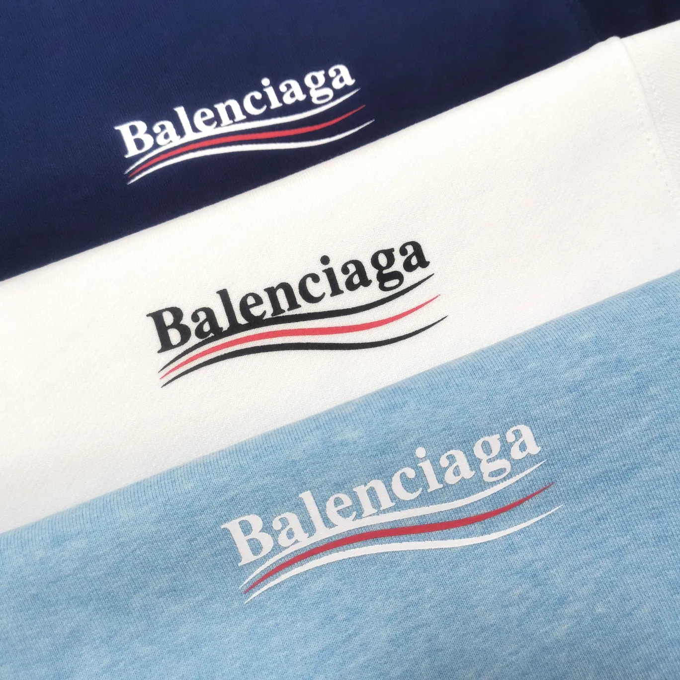 Additional details——Spring and autumn top version Balenciaga classic loose unisex pure cotton round-neck sweatshirt. Customized fabrics and printed accessories are reproduced one-to-one. The fabric surface is treated with dust-free woolen craftsmanship, and the shoulder and chain seams are made of 0.8cm bundled strips inside. The special machine-edged double chain-wrapped thread-stitched pure cotton is here to explain why mine is dozens of yuan more expensive than others: 1. Each model is produced by the company. The details of the workmanship and fabrics are consistent with the original ones. There is no color difference between the ones at the counters. Guaranteed no color difference. Replicas are not scary. Whoever is fake is embarrassed. It’s not shameful to make a replica, it’s shameful if you can’t buy the correct version if you make a replica. All of my series can be found in all major places and will be absolutely stunning!  2. The fabric is made of 460 Paris special fabric. No one can make it better than mine. There is really no way to compare with the ordinary version on the market. Respect it. It is authentic and costs thousands of dollars. Don’t go for the quality of street stalls. 3. The workmanship is fully restored and the packaging is fully restored. 4. I guarantee here that this is the highest quality you can find. Size: XS-L Color: haze blue, navy blue, white P:350