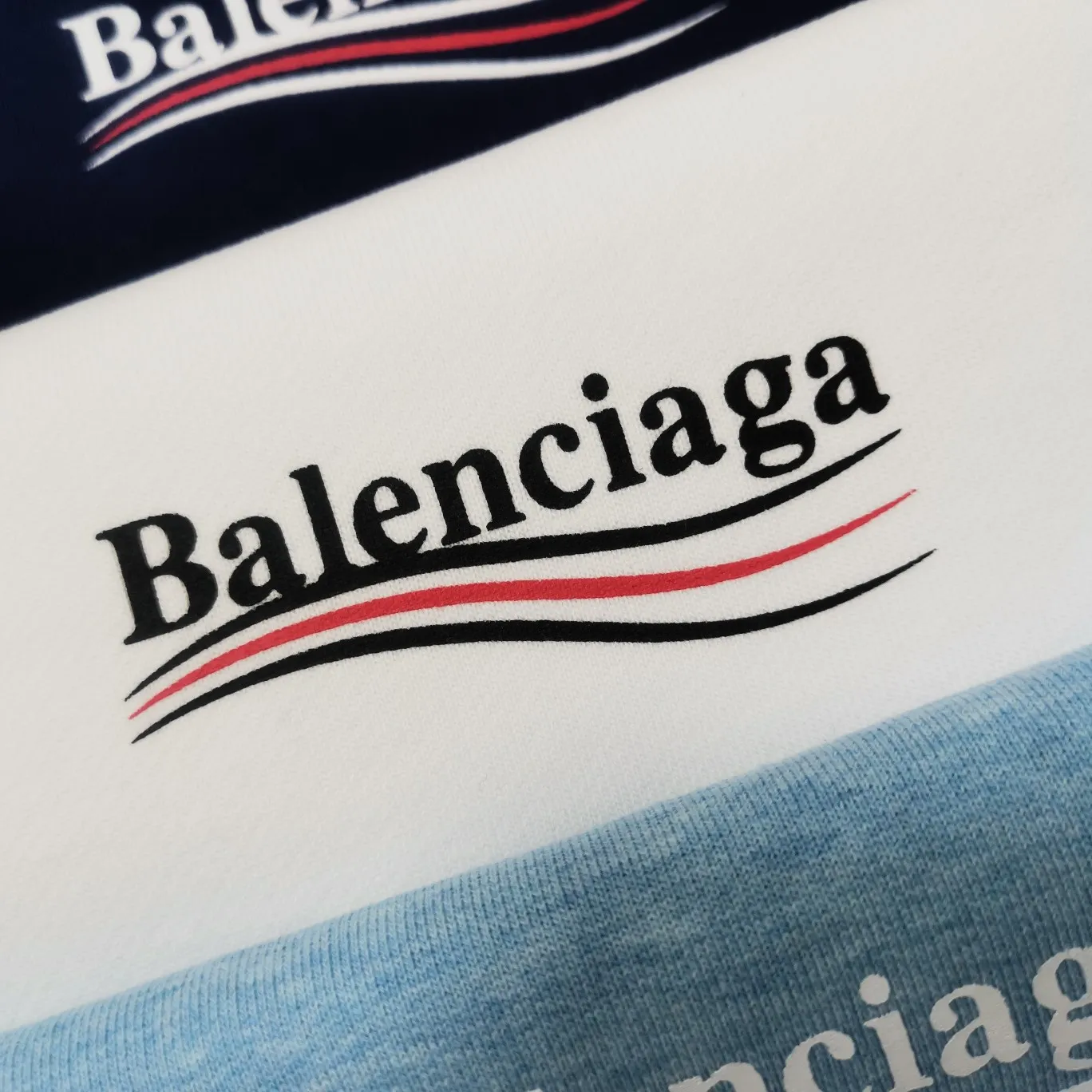 Additional details——Spring and autumn top version Balenciaga classic loose unisex pure cotton round-neck sweatshirt. Customized fabrics and printed accessories are reproduced one-to-one. The fabric surface is treated with dust-free woolen craftsmanship, and the shoulder and chain seams are made of 0.8cm bundled strips inside. The special machine-edged double chain-wrapped thread-stitched pure cotton is here to explain why mine is dozens of yuan more expensive than others: 1. Each model is produced by the company. The details of the workmanship and fabrics are consistent with the original ones. There is no color difference between the ones at the counters. Guaranteed no color difference. Replicas are not scary. Whoever is fake is embarrassed. It’s not shameful to make a replica, it’s shameful if you can’t buy the correct version if you make a replica. All of my series can be found in all major places and will be absolutely stunning!  2. The fabric is made of 460 Paris special fabric. No one can make it better than mine. There is really no way to compare with the ordinary version on the market. Respect it. It is authentic and costs thousands of dollars. Don’t go for the quality of street stalls. 3. The workmanship is fully restored and the packaging is fully restored. 4. I guarantee here that this is the highest quality you can find. Size: XS-L Color: haze blue, navy blue, white P:350