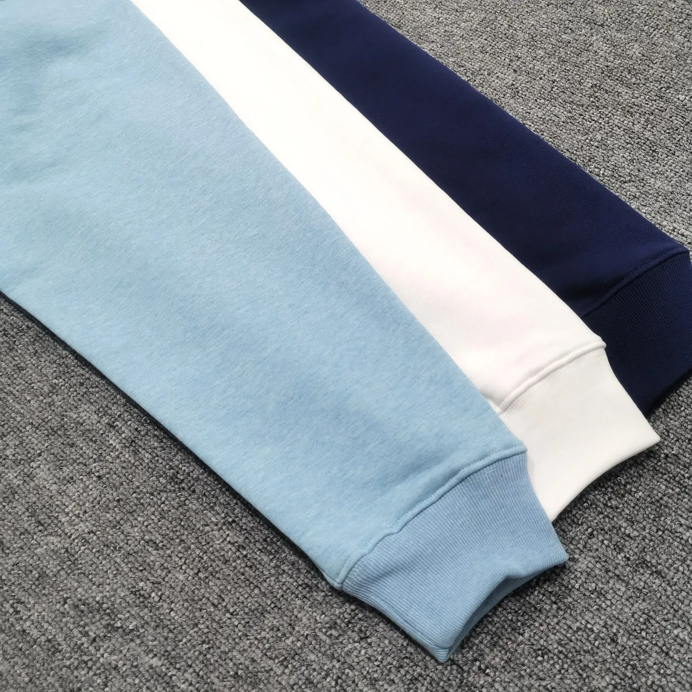Additional details——Spring and autumn top version Balenciaga classic loose unisex pure cotton round-neck sweatshirt. Customized fabrics and printed accessories are reproduced one-to-one. The fabric surface is treated with dust-free woolen craftsmanship, and the shoulder and chain seams are made of 0.8cm bundled strips inside. The special machine-edged double chain-wrapped thread-stitched pure cotton is here to explain why mine is dozens of yuan more expensive than others: 1. Each model is produced by the company. The details of the workmanship and fabrics are consistent with the original ones. There is no color difference between the ones at the counters. Guaranteed no color difference. Replicas are not scary. Whoever is fake is embarrassed. It’s not shameful to make a replica, it’s shameful if you can’t buy the correct version if you make a replica. All of my series can be found in all major places and will be absolutely stunning!  2. The fabric is made of 460 Paris special fabric. No one can make it better than mine. There is really no way to compare with the ordinary version on the market. Respect it. It is authentic and costs thousands of dollars. Don’t go for the quality of street stalls. 3. The workmanship is fully restored and the packaging is fully restored. 4. I guarantee here that this is the highest quality you can find. Size: XS-L Color: haze blue, navy blue, white P:350