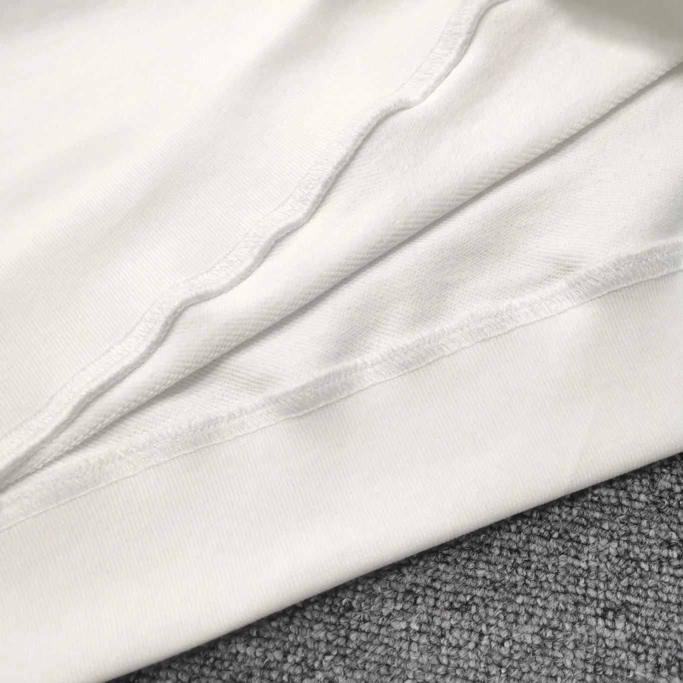 Additional details——Spring and autumn top version Balenciaga classic loose unisex pure cotton round-neck sweatshirt. Customized fabrics and printed accessories are reproduced one-to-one. The fabric surface is treated with dust-free woolen craftsmanship, and the shoulder and chain seams are made of 0.8cm bundled strips inside. The special machine-edged double chain-wrapped thread-stitched pure cotton is here to explain why mine is dozens of yuan more expensive than others: 1. Each model is produced by the company. The details of the workmanship and fabrics are consistent with the original ones. There is no color difference between the ones at the counters. Guaranteed no color difference. Replicas are not scary. Whoever is fake is embarrassed. It’s not shameful to make a replica, it’s shameful if you can’t buy the correct version if you make a replica. All of my series can be found in all major places and will be absolutely stunning!  2. The fabric is made of 460 Paris special fabric. No one can make it better than mine. There is really no way to compare with the ordinary version on the market. Respect it. It is authentic and costs thousands of dollars. Don’t go for the quality of street stalls. 3. The workmanship is fully restored and the packaging is fully restored. 4. I guarantee here that this is the highest quality you can find. Size: XS-L Color: haze blue, navy blue, white P:350