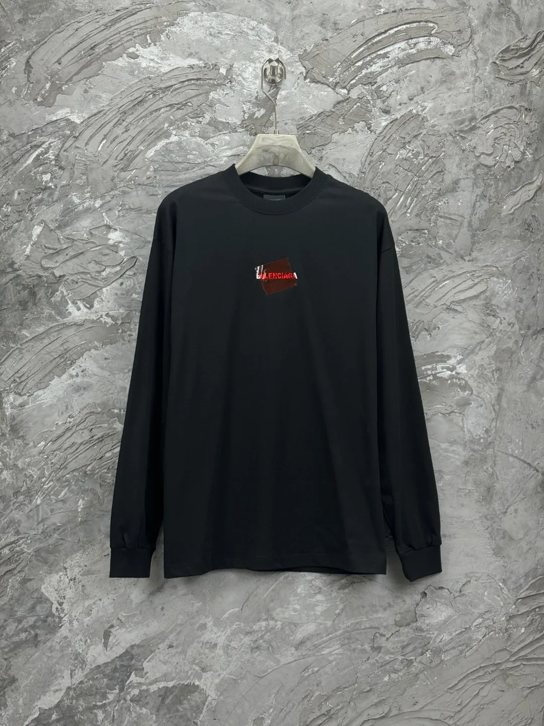 🅿️270 BALENCI*GA Paris tape-laminated long-sleeved T-shirt. The front and back panels are embroidered with imported Tajima machines. The effect is three-dimensional. The tape is embossed with imported transparent glue. Restore the brick cabinet. Exclusively pattern-woven and dyed 280g fabric. Threads are dyed in the same cylinder with zero color difference. The version adopts OS loose shoulder-drop version. Welcome to compare. Same style for men and women -Color: black -SIZE: Xs S M L Style number 8643#