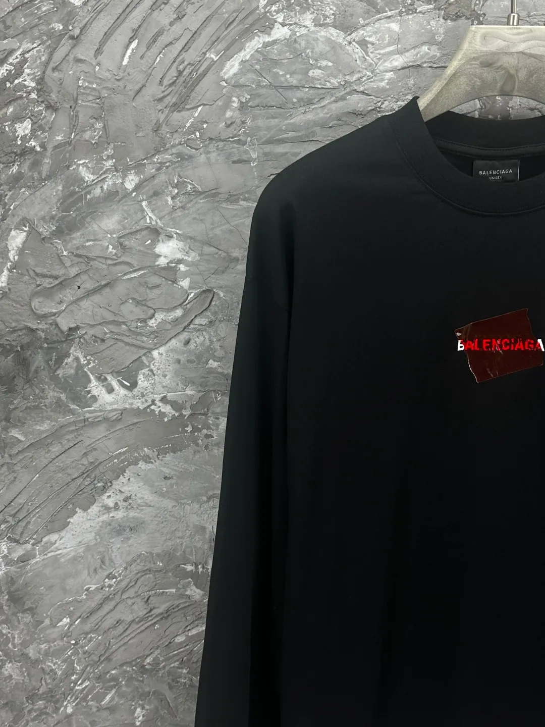🅿️270 BALENCI*GA Paris tape-laminated long-sleeved T-shirt. The front and back panels are embroidered with imported Tajima machines. The effect is three-dimensional. The tape is embossed with imported transparent glue. Restore the brick cabinet. Exclusively pattern-woven and dyed 280g fabric. Threads are dyed in the same cylinder with zero color difference. The version adopts OS loose shoulder-drop version. Welcome to compare. Same style for men and women -Color: black -SIZE: Xs S M L Style number 8643#