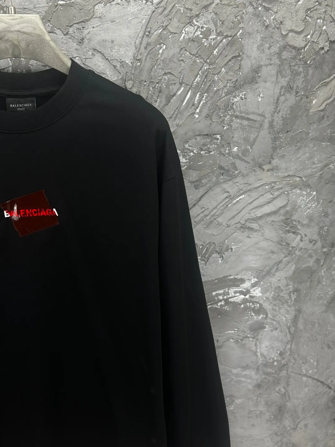 🅿️270 BALENCI*GA Paris tape-laminated long-sleeved T-shirt. The front and back panels are embroidered with imported Tajima machines. The effect is three-dimensional. The tape is embossed with imported transparent glue. Restore the brick cabinet. Exclusively pattern-woven and dyed 280g fabric. Threads are dyed in the same cylinder with zero color difference. The version adopts OS loose shoulder-drop version. Welcome to compare. Same style for men and women -Color: black -SIZE: Xs S M L Style number 8643#