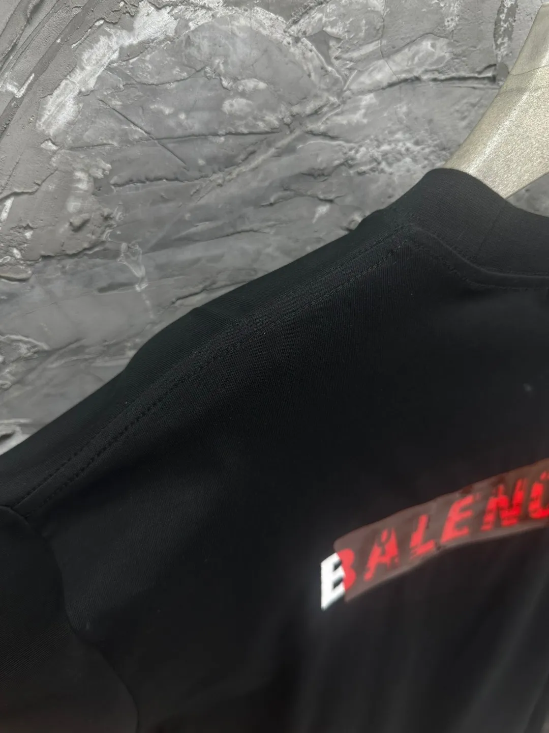 🅿️270 BALENCI*GA Paris tape-laminated long-sleeved T-shirt. The front and back panels are embroidered with imported Tajima machines. The effect is three-dimensional. The tape is embossed with imported transparent glue. Restore the brick cabinet. Exclusively pattern-woven and dyed 280g fabric. Threads are dyed in the same cylinder with zero color difference. The version adopts OS loose shoulder-drop version. Welcome to compare. Same style for men and women -Color: black -SIZE: Xs S M L Style number 8643#
