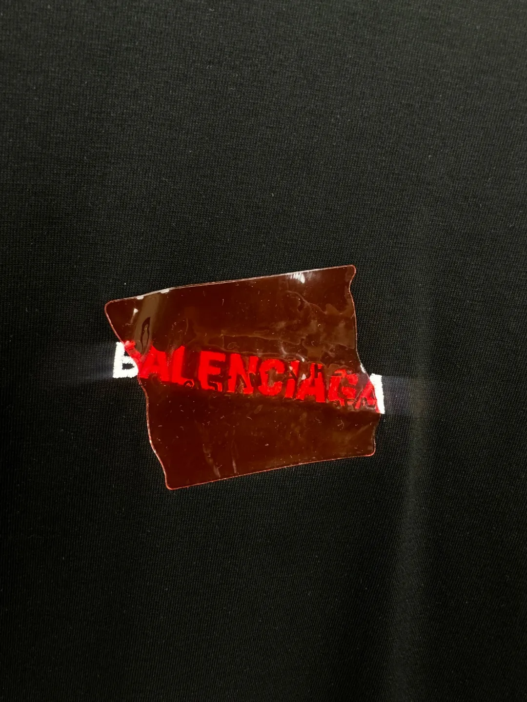 🅿️270 BALENCI*GA Paris tape-laminated long-sleeved T-shirt. The front and back panels are embroidered with imported Tajima machines. The effect is three-dimensional. The tape is embossed with imported transparent glue. Restore the brick cabinet. Exclusively pattern-woven and dyed 280g fabric. Threads are dyed in the same cylinder with zero color difference. The version adopts OS loose shoulder-drop version. Welcome to compare. Same style for men and women -Color: black -SIZE: Xs S M L Style number 8643#