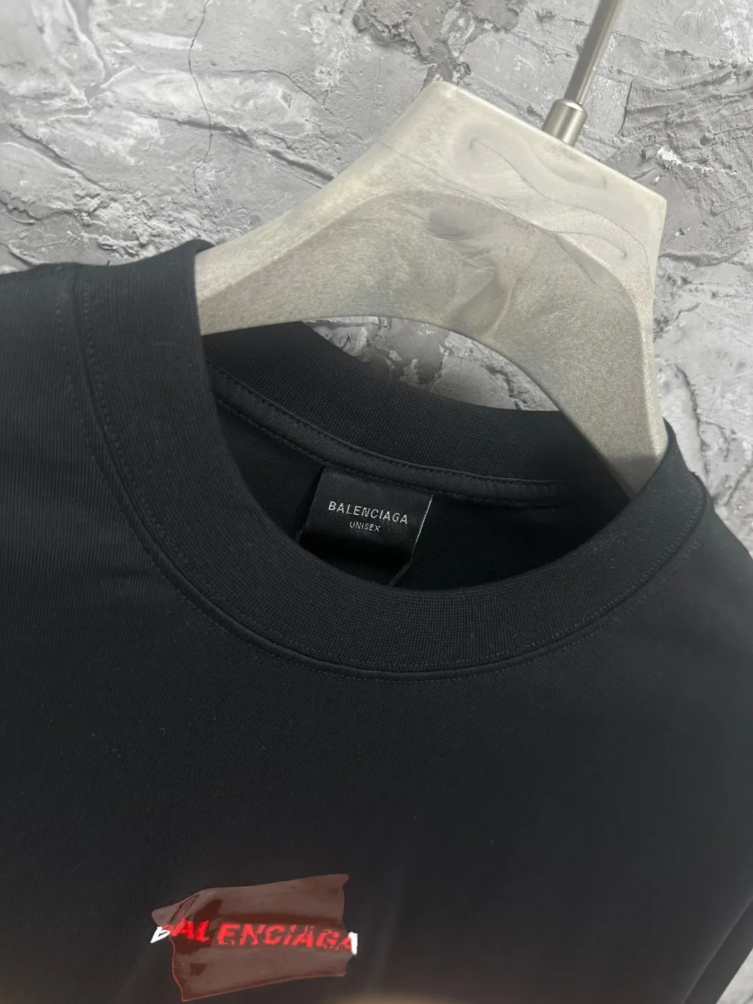 🅿️270 BALENCI*GA Paris tape-laminated long-sleeved T-shirt. The front and back panels are embroidered with imported Tajima machines. The effect is three-dimensional. The tape is embossed with imported transparent glue. Restore the brick cabinet. Exclusively pattern-woven and dyed 280g fabric. Threads are dyed in the same cylinder with zero color difference. The version adopts OS loose shoulder-drop version. Welcome to compare. Same style for men and women -Color: black -SIZE: Xs S M L Style number 8643#