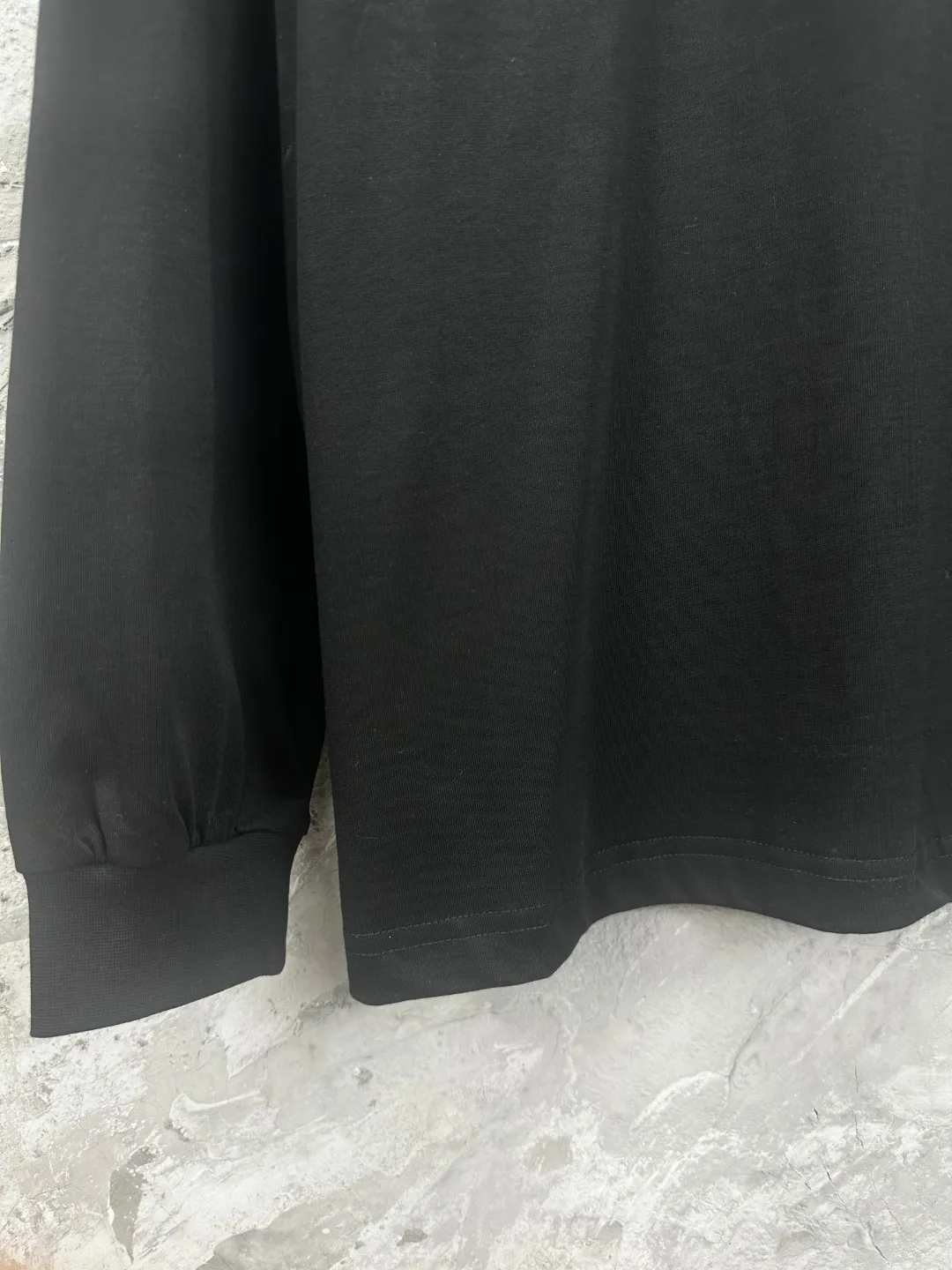 🅿️270 BALENCI*GA Paris tape-laminated long-sleeved T-shirt. The front and back panels are embroidered with imported Tajima machines. The effect is three-dimensional. The tape is embossed with imported transparent glue. Restore the brick cabinet. Exclusively pattern-woven and dyed 280g fabric. Threads are dyed in the same cylinder with zero color difference. The version adopts OS loose shoulder-drop version. Welcome to compare. Same style for men and women -Color: black -SIZE: Xs S M L Style number 8643#