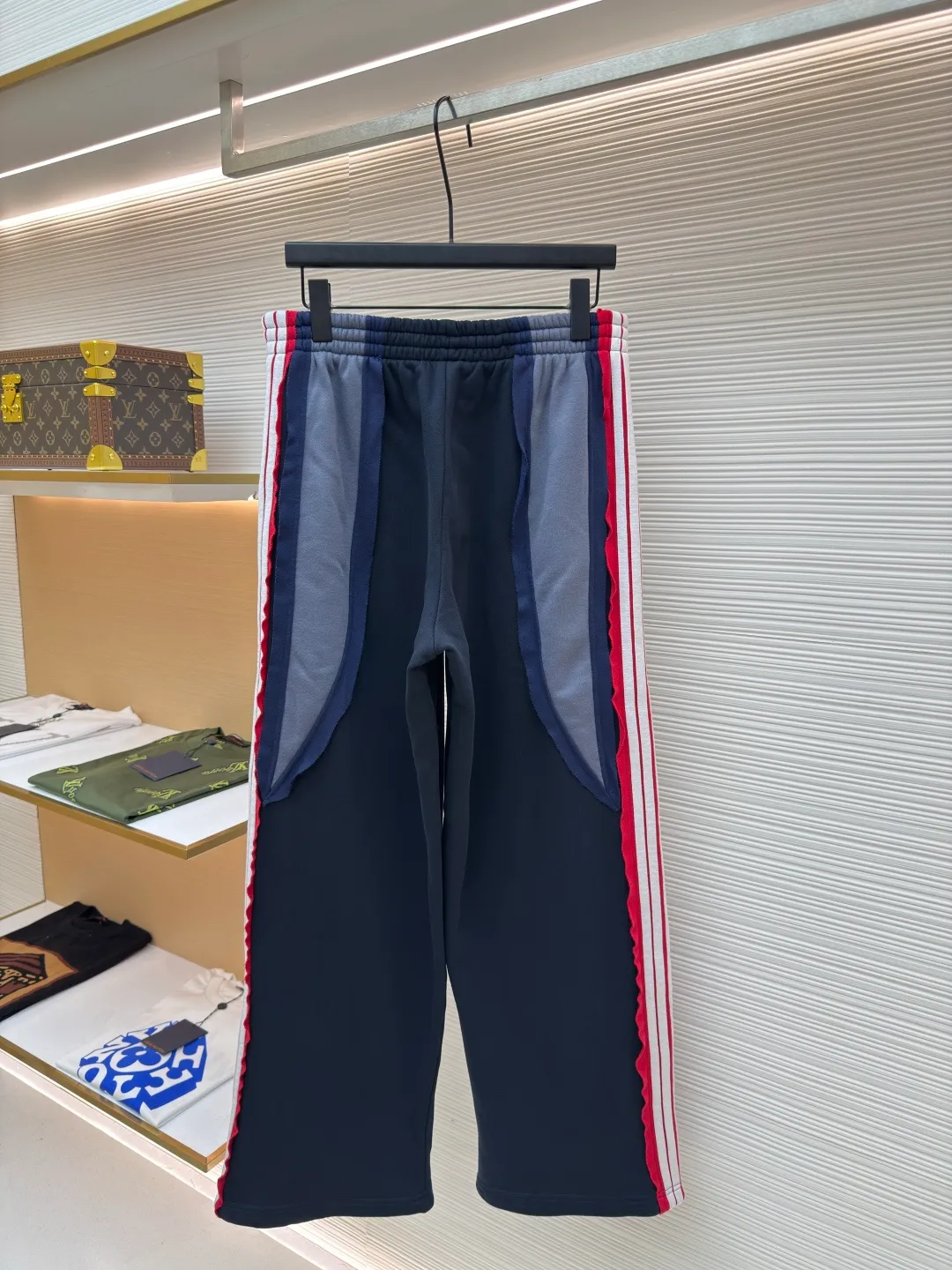 Balenciaga color-blocked sports trousers ●Authentic product: Purchased and developed for 18500 ●Item number: 1680653-B85 ●Fabric: Retro jersey fabric ●Technology: Washed and distressed ●Version: loose fit ●Weight: about 960 grams ●Size: S-M-L-XL ●Description: Retro plain knitted fabric, spliced striped 16S+10S fish scale bottom sweatshirt fabric, matched with the same contrasting color plain knitted fabric to create a three-dimensional striped splicing design. The front is decorated with artwork embroidery, stir-fried sand and old washing process, and the fabric is dyed and processed by stone grinding. The small loop sports icon logo is outlined in red and white stripes. The overall embroidery uses tatami embroidery, and the embroidery thread material is customized in matching colors. The overall wiring is straight and delicate, the fabric is comfortable and soft, and the color is consistent without color difference. It can be matched with the same style to create a fashionable look and control various occasions. Customized accessories, complete with three standards, same style for men and women!