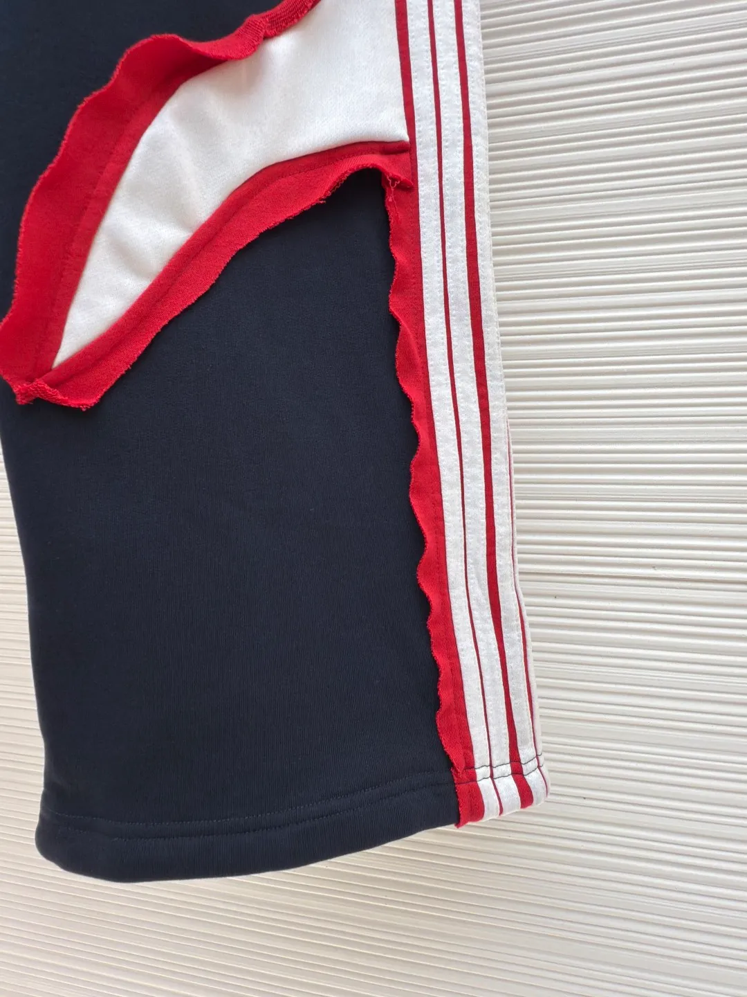 Balenciaga color-blocked sports trousers ●Authentic product: Purchased and developed for 18500 ●Item number: 1680653-B85 ●Fabric: Retro jersey fabric ●Technology: Washed and distressed ●Version: loose fit ●Weight: about 960 grams ●Size: S-M-L-XL ●Description: Retro plain knitted fabric, spliced striped 16S+10S fish scale bottom sweatshirt fabric, matched with the same contrasting color plain knitted fabric to create a three-dimensional striped splicing design. The front is decorated with artwork embroidery, stir-fried sand and old washing process, and the fabric is dyed and processed by stone grinding. The small loop sports icon logo is outlined in red and white stripes. The overall embroidery uses tatami embroidery, and the embroidery thread material is customized in matching colors. The overall wiring is straight and delicate, the fabric is comfortable and soft, and the color is consistent without color difference. It can be matched with the same style to create a fashionable look and control various occasions. Customized accessories, complete with three standards, same style for men and women!