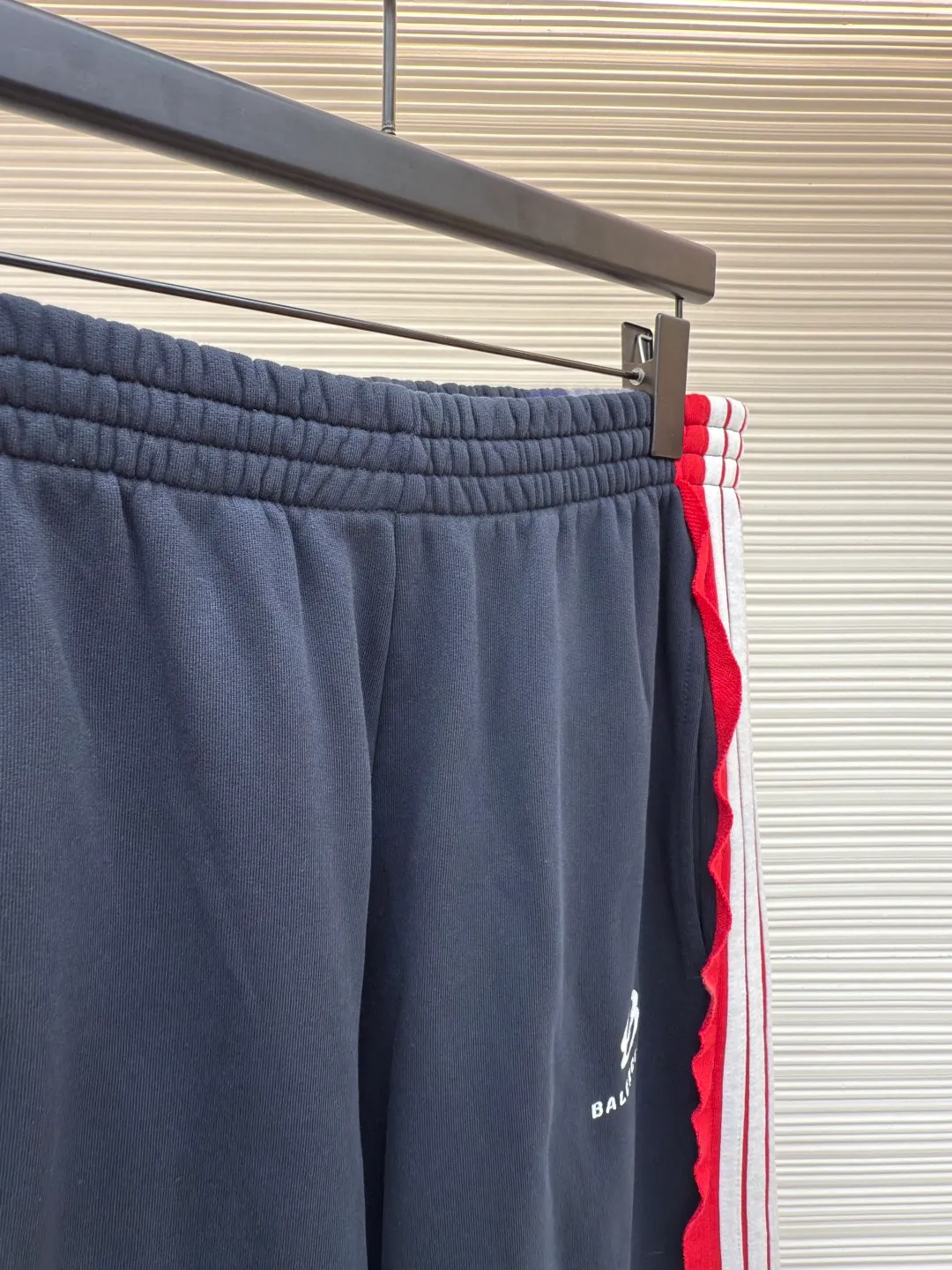 Balenciaga color-blocked sports trousers ●Authentic product: Purchased and developed for 18500 ●Item number: 1680653-B85 ●Fabric: Retro jersey fabric ●Technology: Washed and distressed ●Version: loose fit ●Weight: about 960 grams ●Size: S-M-L-XL ●Description: Retro plain knitted fabric, spliced striped 16S+10S fish scale bottom sweatshirt fabric, matched with the same contrasting color plain knitted fabric to create a three-dimensional striped splicing design. The front is decorated with artwork embroidery, stir-fried sand and old washing process, and the fabric is dyed and processed by stone grinding. The small loop sports icon logo is outlined in red and white stripes. The overall embroidery uses tatami embroidery, and the embroidery thread material is customized in matching colors. The overall wiring is straight and delicate, the fabric is comfortable and soft, and the color is consistent without color difference. It can be matched with the same style to create a fashionable look and control various occasions. Customized accessories, complete with three standards, same style for men and women!
