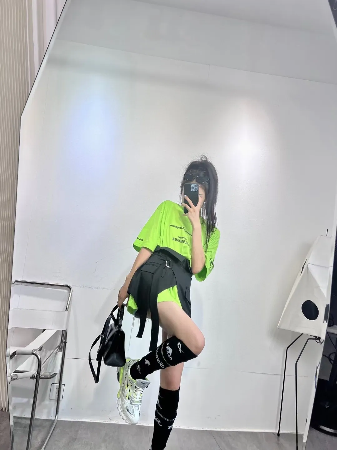 ♻️💯Reference model picture for the upper body❤️The top version of Balenciaga Balenciaga 22SS new WFP World Food Agency male and female couple star same style short-sleeved T-shirt. The fabric is made of 32S 280g double yarn pure cotton fabric. It does not pill and feels very good. It has been printed and dressed up dozens of times in order to achieve a 1:1 effect. All imported slurries are used. Proportional foaming powder is added to the slurry to foam at high temperatures. The printing convex effect is very good, and does not shed powder or break. Washable and environmentally friendly printing on the front and back panels. The entire printing process takes a long time. The hem and cuffs are all customized threads. There is no error in dyeing in the same vat. The workmanship is perfect. The accessories are all customized. This year's hot trend in the market. Many Internet celebrity tops. Very trendy. Same style for men and women. OverSzie version. Color: black, white, dark khaki, fluorescent green. Size: XS-L P:270