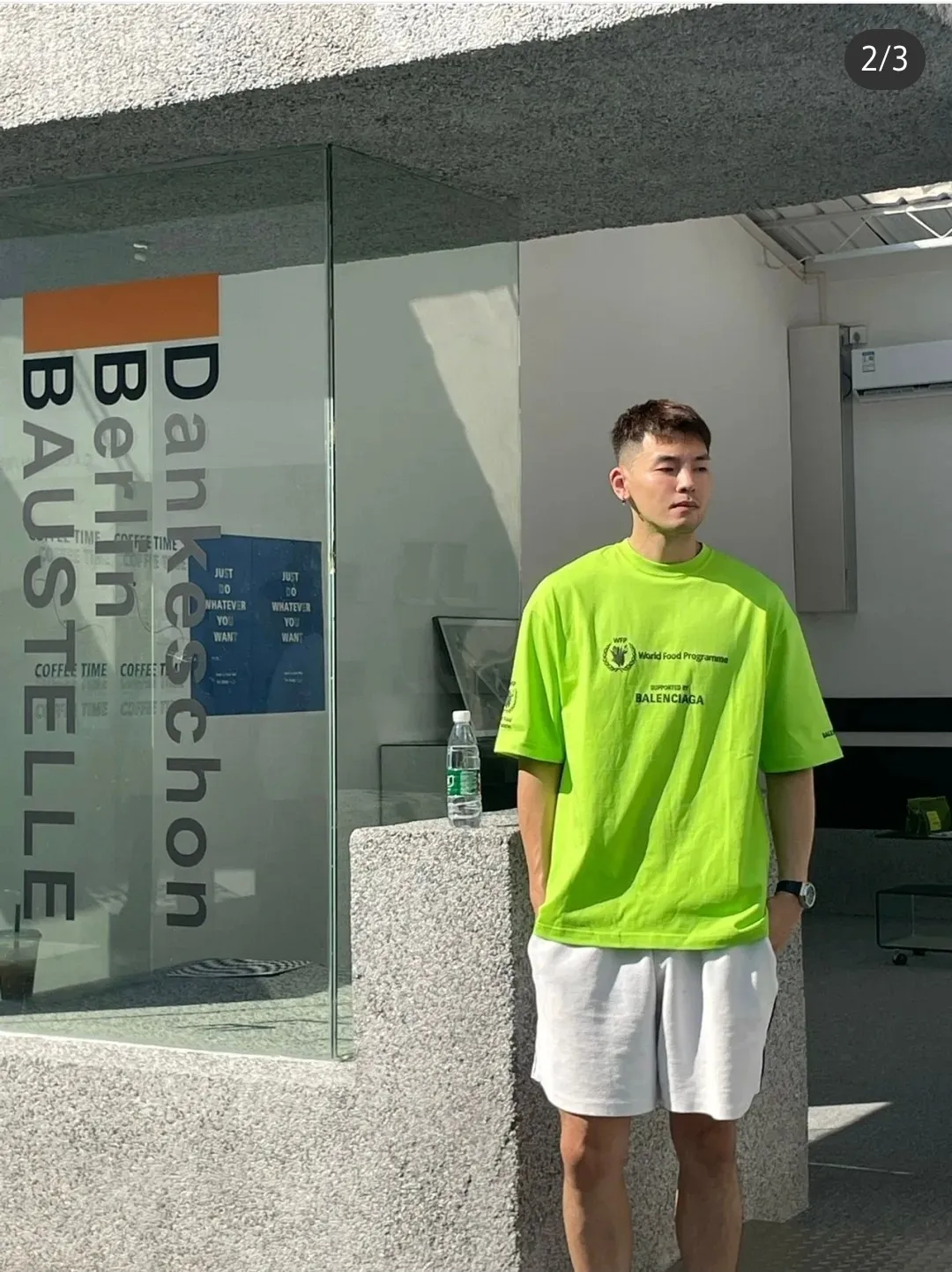 ♻️💯Reference model picture for the upper body❤️The top version of Balenciaga Balenciaga 22SS new WFP World Food Agency male and female couple star same style short-sleeved T-shirt. The fabric is made of 32S 280g double yarn pure cotton fabric. It does not pill and feels very good. It has been printed and dressed up dozens of times in order to achieve a 1:1 effect. All imported slurries are used. Proportional foaming powder is added to the slurry to foam at high temperatures. The printing convex effect is very good, and does not shed powder or break. Washable and environmentally friendly printing on the front and back panels. The entire printing process takes a long time. The hem and cuffs are all customized threads. There is no error in dyeing in the same vat. The workmanship is perfect. The accessories are all customized. This year's hot trend in the market. Many Internet celebrity tops. Very trendy. Same style for men and women. OverSzie version. Color: black, white, dark khaki, fluorescent green. Size: XS-L P:270