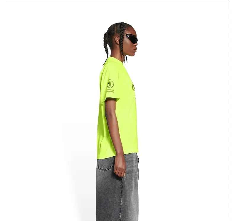 ♻️💯Reference model picture for the upper body❤️The top version of Balenciaga Balenciaga 22SS new WFP World Food Agency male and female couple star same style short-sleeved T-shirt. The fabric is made of 32S 280g double yarn pure cotton fabric. It does not pill and feels very good. It has been printed and dressed up dozens of times in order to achieve a 1:1 effect. All imported slurries are used. Proportional foaming powder is added to the slurry to foam at high temperatures. The printing convex effect is very good, and does not shed powder or break. Washable and environmentally friendly printing on the front and back panels. The entire printing process takes a long time. The hem and cuffs are all customized threads. There is no error in dyeing in the same vat. The workmanship is perfect. The accessories are all customized. This year's hot trend in the market. Many Internet celebrity tops. Very trendy. Same style for men and women. OverSzie version. Color: black, white, dark khaki, fluorescent green. Size: XS-L P:270