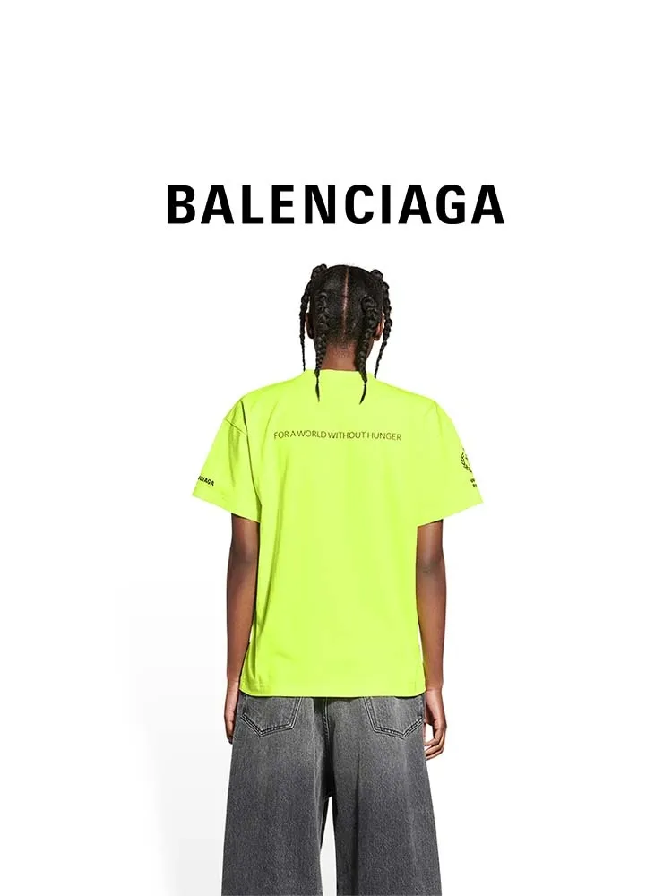 ♻️💯Reference model picture for the upper body❤️The top version of Balenciaga Balenciaga 22SS new WFP World Food Agency male and female couple star same style short-sleeved T-shirt. The fabric is made of 32S 280g double yarn pure cotton fabric. It does not pill and feels very good. It has been printed and dressed up dozens of times in order to achieve a 1:1 effect. All imported slurries are used. Proportional foaming powder is added to the slurry to foam at high temperatures. The printing convex effect is very good, and does not shed powder or break. Washable and environmentally friendly printing on the front and back panels. The entire printing process takes a long time. The hem and cuffs are all customized threads. There is no error in dyeing in the same vat. The workmanship is perfect. The accessories are all customized. This year's hot trend in the market. Many Internet celebrity tops. Very trendy. Same style for men and women. OverSzie version. Color: black, white, dark khaki, fluorescent green. Size: XS-L P:270