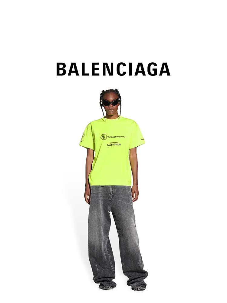 ♻️💯Reference model picture for the upper body❤️The top version of Balenciaga Balenciaga 22SS new WFP World Food Agency male and female couple star same style short-sleeved T-shirt. The fabric is made of 32S 280g double yarn pure cotton fabric. It does not pill and feels very good. It has been printed and dressed up dozens of times in order to achieve a 1:1 effect. All imported slurries are used. Proportional foaming powder is added to the slurry to foam at high temperatures. The printing convex effect is very good, and does not shed powder or break. Washable and environmentally friendly printing on the front and back panels. The entire printing process takes a long time. The hem and cuffs are all customized threads. There is no error in dyeing in the same vat. The workmanship is perfect. The accessories are all customized. This year's hot trend in the market. Many Internet celebrity tops. Very trendy. Same style for men and women. OverSzie version. Color: black, white, dark khaki, fluorescent green. Size: XS-L P:270