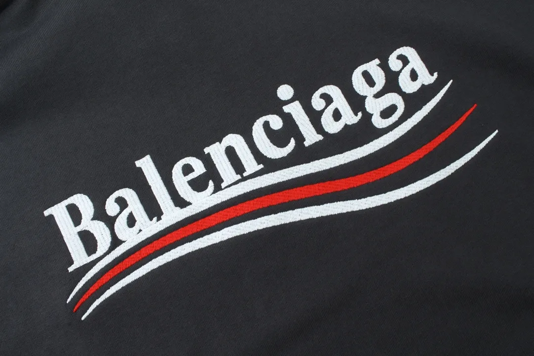 🅿️296 Detailed picture [Top version. Official website quality] BALENCI*GA/Paris. Classic style, #COLA Embroidered Hooded Long-Sleeve Sweatshirt# The fabric is made of Paris ZP custom-woven and dyed cotton terry sweatshirt, with a weight of 450 grams. The cloth surface is clean. The cloth pattern is clear, soft and comfortable. The threads are dyed with no color difference. The classic letter LOGO pattern is embroidered with an imported Tajima embroidery machine. The letters are clear and have a strong three-dimensional effect. Restored brick cabinets. Welcome to compare. The version adopts OS loose shoulder version. Same style for men and women. Code: BL238035 Color: black, white, cement white, dark gray Size: XS S M L