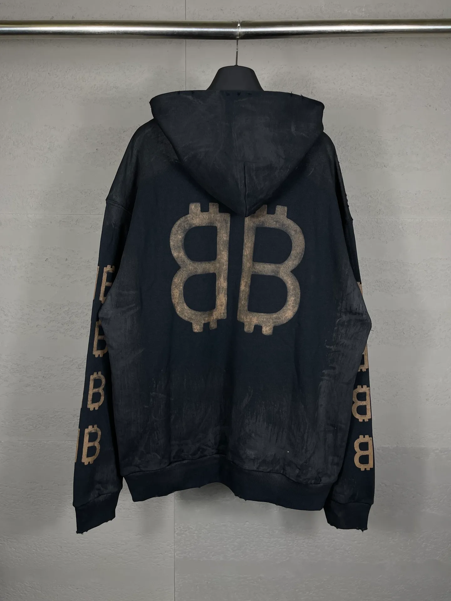🅿️356 real photos [Top version. Official website quality] BALENCI*GA/Paris. 2023 latest mud hand-painted worn and washed long-sleeved hooded sweatshirt. The brick cabinets are synchronized. ⚠️ Differentiate the market currency. Developed by YB. The color is black and blue. Worn. The hand-painted is consistent with ZP, ‼ ️The fabric is made of Paris ZP custom-woven and dyed cotton sweatshirt. The weight is 450 grams. The cloth surface is clean. The cloth pattern is clear, soft and comfortable. The threads are dyed with no color difference. Ready-made garments are hand-painted, worn, and distressed, with heavy craftsmanship. Comparisons welcome. The version adopts OS loose shoulder design. Same style for men and women. Code: BL238003 Color: black blue, off-white, blue Size: XS S M L
