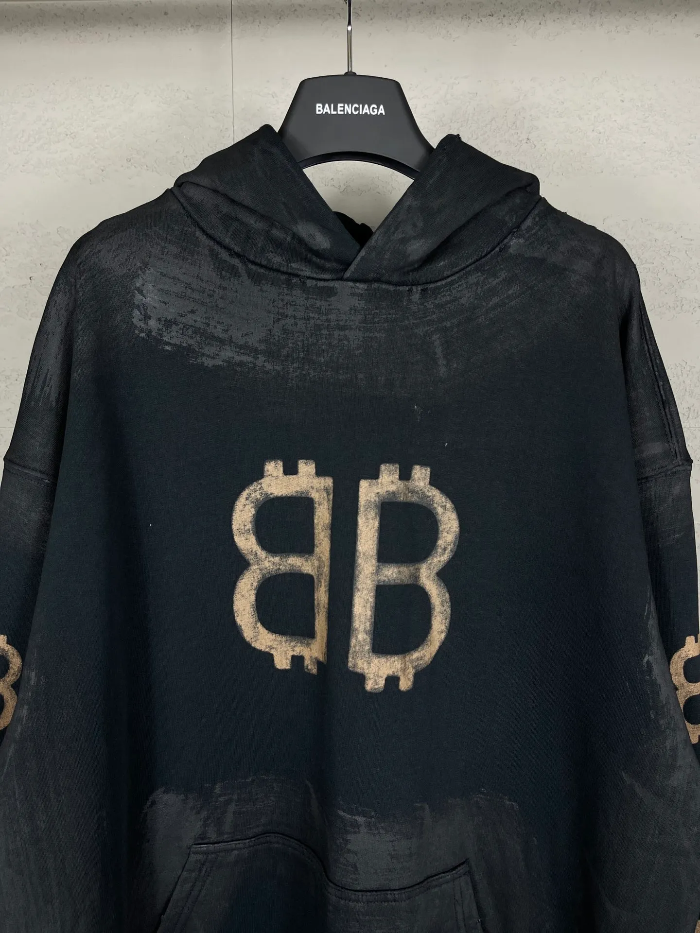 🅿️356 real photos [Top version. Official website quality] BALENCI*GA/Paris. 2023 latest mud hand-painted worn and washed long-sleeved hooded sweatshirt. The brick cabinets are synchronized. ⚠️ Differentiate the market currency. Developed by YB. The color is black and blue. Worn. The hand-painted is consistent with ZP, ‼ ️The fabric is made of Paris ZP custom-woven and dyed cotton sweatshirt. The weight is 450 grams. The cloth surface is clean. The cloth pattern is clear, soft and comfortable. The threads are dyed with no color difference. Ready-made garments are hand-painted, worn, and distressed, with heavy craftsmanship. Comparisons welcome. The version adopts OS loose shoulder design. Same style for men and women. Code: BL238003 Color: black blue, off-white, blue Size: XS S M L