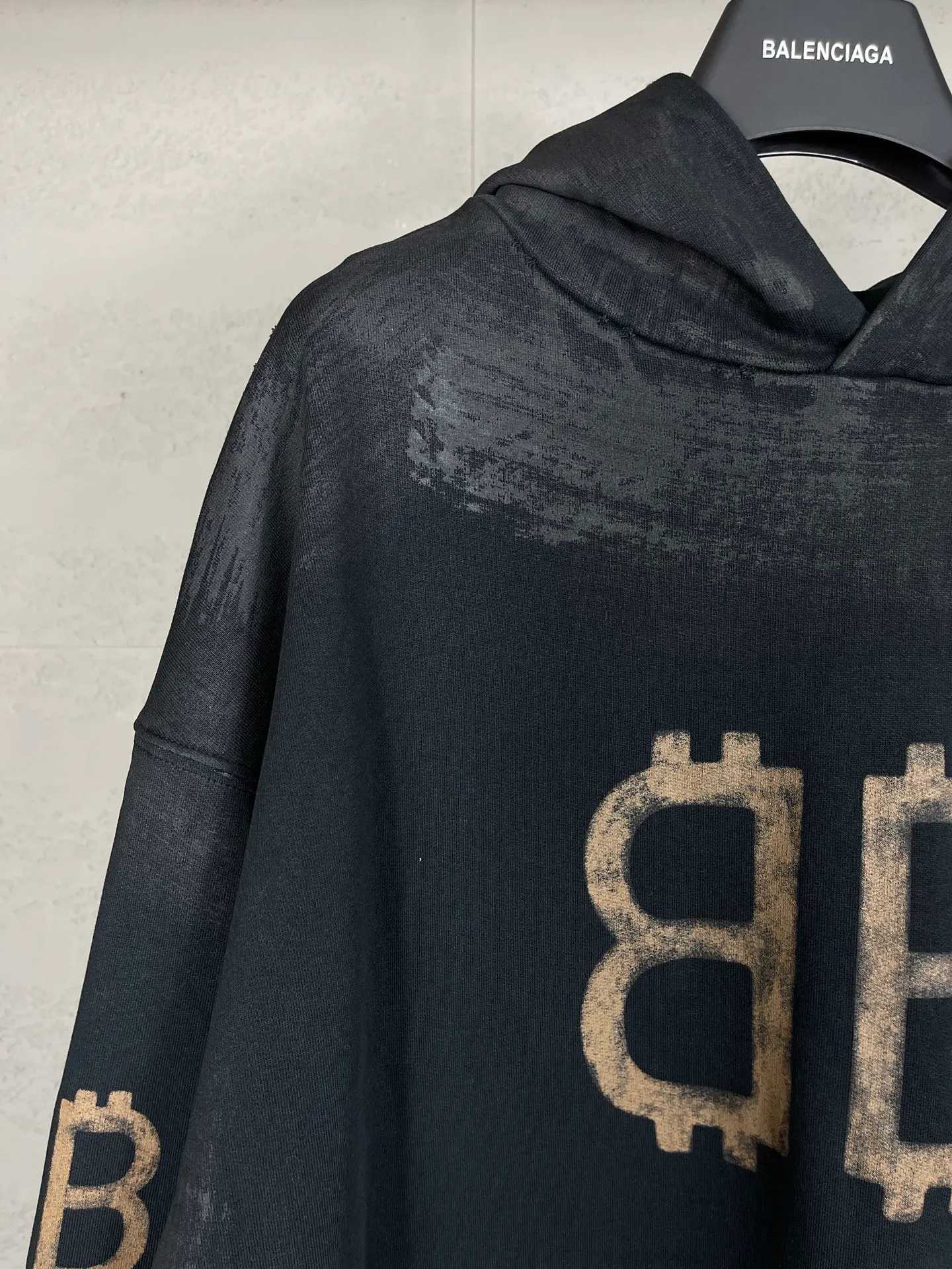🅿️356 real photos [Top version. Official website quality] BALENCI*GA/Paris. 2023 latest mud hand-painted worn and washed long-sleeved hooded sweatshirt. The brick cabinets are synchronized. ⚠️ Differentiate the market currency. Developed by YB. The color is black and blue. Worn. The hand-painted is consistent with ZP, ‼ ️The fabric is made of Paris ZP custom-woven and dyed cotton sweatshirt. The weight is 450 grams. The cloth surface is clean. The cloth pattern is clear, soft and comfortable. The threads are dyed with no color difference. Ready-made garments are hand-painted, worn, and distressed, with heavy craftsmanship. Comparisons welcome. The version adopts OS loose shoulder design. Same style for men and women. Code: BL238003 Color: black blue, off-white, blue Size: XS S M L