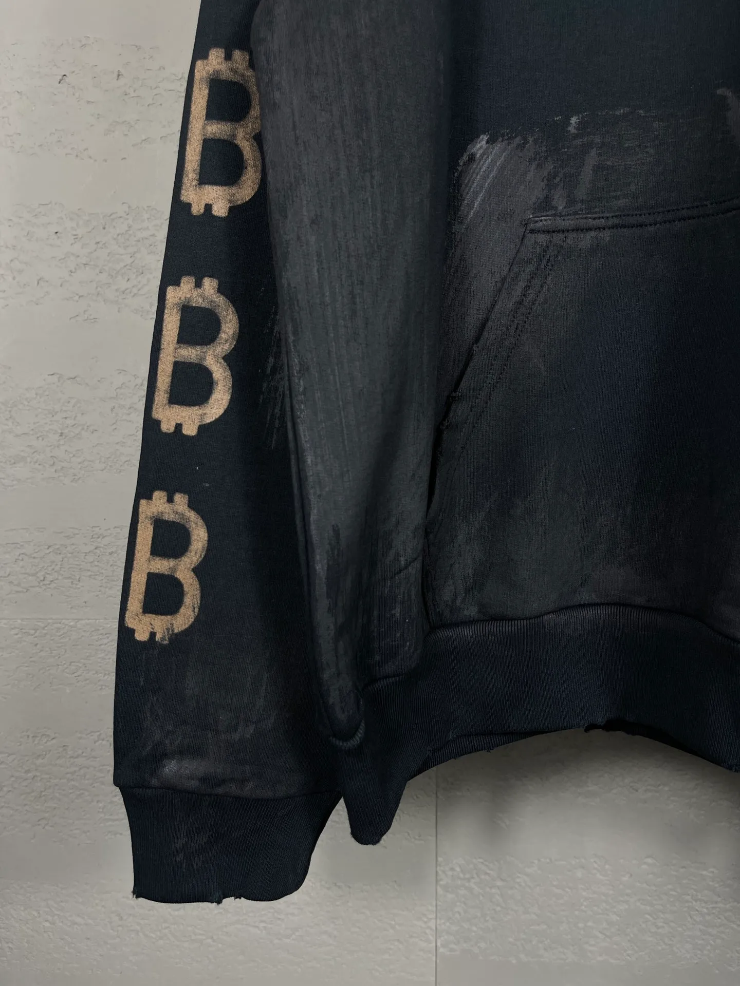 🅿️356 real photos [Top version. Official website quality] BALENCI*GA/Paris. 2023 latest mud hand-painted worn and washed long-sleeved hooded sweatshirt. The brick cabinets are synchronized. ⚠️ Differentiate the market currency. Developed by YB. The color is black and blue. Worn. The hand-painted is consistent with ZP, ‼ ️The fabric is made of Paris ZP custom-woven and dyed cotton sweatshirt. The weight is 450 grams. The cloth surface is clean. The cloth pattern is clear, soft and comfortable. The threads are dyed with no color difference. Ready-made garments are hand-painted, worn, and distressed, with heavy craftsmanship. Comparisons welcome. The version adopts OS loose shoulder design. Same style for men and women. Code: BL238003 Color: black blue, off-white, blue Size: XS S M L