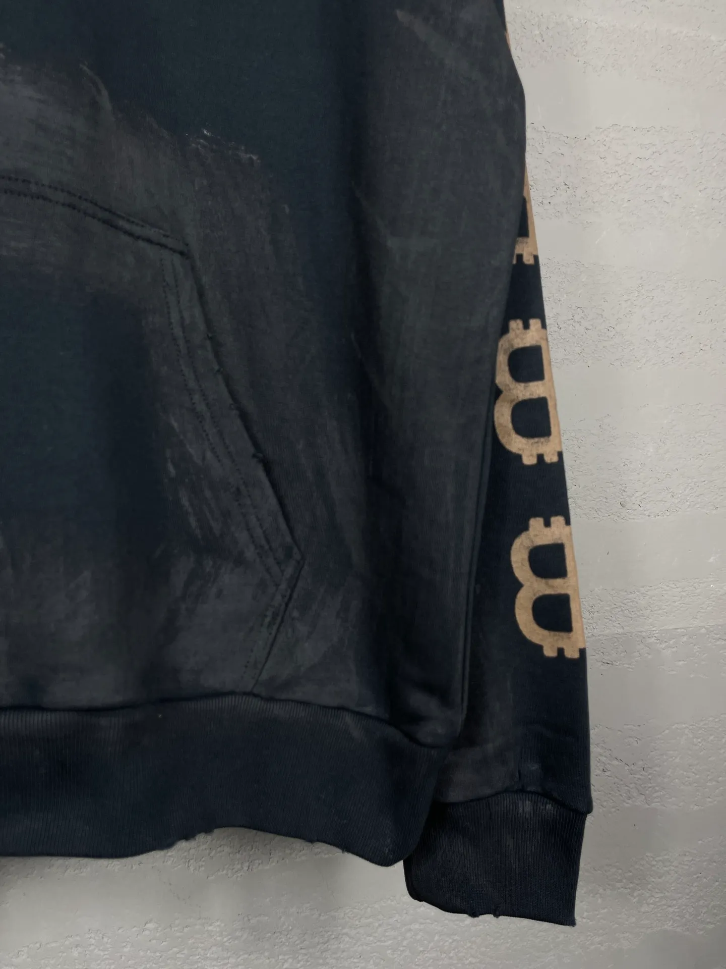 🅿️356 real photos [Top version. Official website quality] BALENCI*GA/Paris. 2023 latest mud hand-painted worn and washed long-sleeved hooded sweatshirt. The brick cabinets are synchronized. ⚠️ Differentiate the market currency. Developed by YB. The color is black and blue. Worn. The hand-painted is consistent with ZP, ‼ ️The fabric is made of Paris ZP custom-woven and dyed cotton sweatshirt. The weight is 450 grams. The cloth surface is clean. The cloth pattern is clear, soft and comfortable. The threads are dyed with no color difference. Ready-made garments are hand-painted, worn, and distressed, with heavy craftsmanship. Comparisons welcome. The version adopts OS loose shoulder design. Same style for men and women. Code: BL238003 Color: black blue, off-white, blue Size: XS S M L