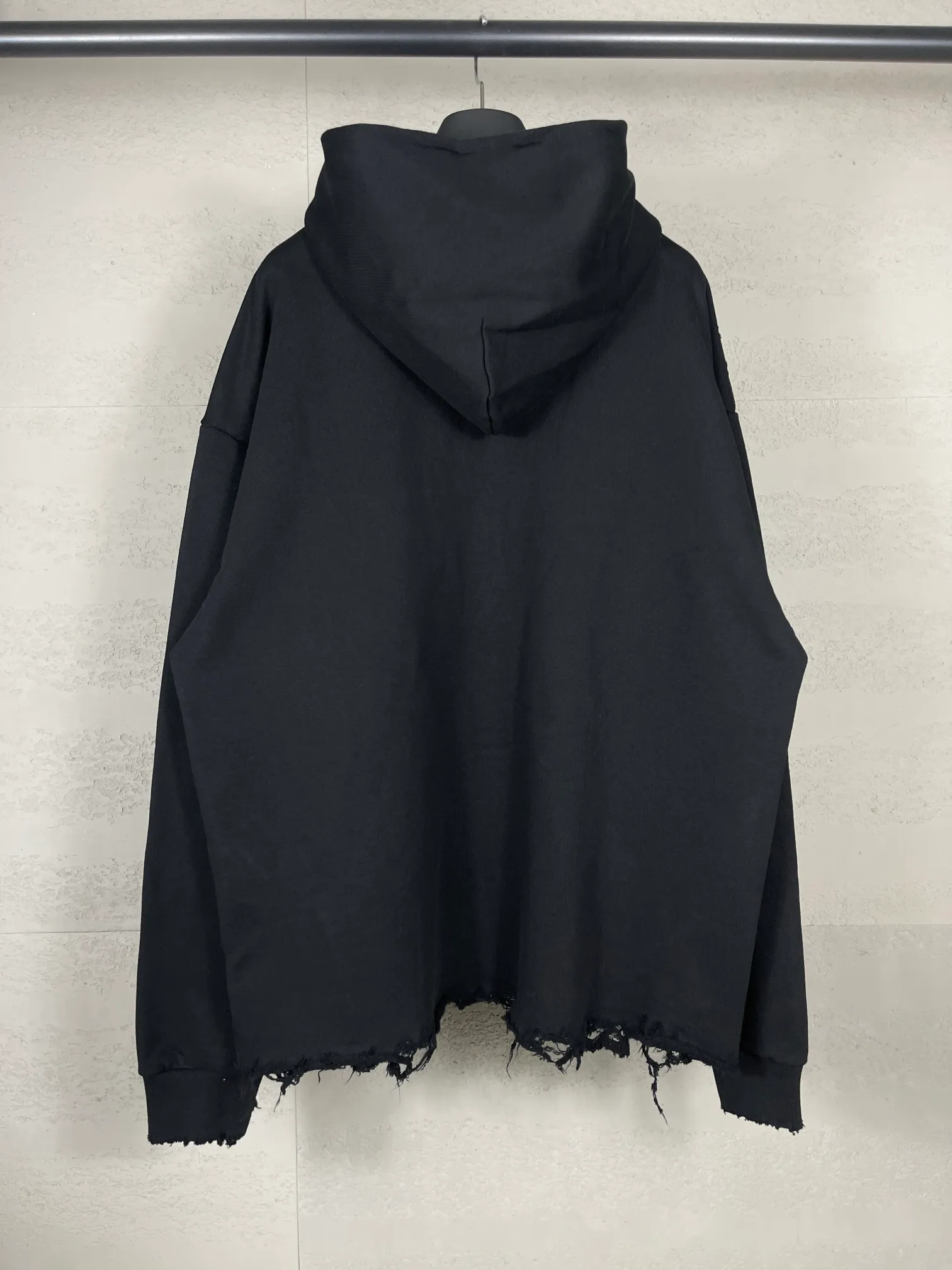 🅿️350 real photos [Top version. Official website quality] BALENCI*GA/Paris BALENCI*GA# New model, double-ring LOGO classic embroidery, water-worn and damaged distressed hooded sweatshirt. Brick cabinet synchronization. The worn and worn ZP is the same, welcome to compare. The fabric is made of Paris ZP custom-woven and dyed cotton terry Davidson. The weight is 460 grams. The cloth surface is clean. The cloth pattern is clear. Soft and comfortable. The color fastness is good. It is not easy to change color. The threads are woven and dyed with no color difference. The embroidery uses a Tajima embroidery machine, the letters are three-dimensional, and the ready-made garments are washed, worn and worn, and are extremely heavy-duty. Jubie market makes goods based on pictures. Comparisons welcome. Restore brick cabinet. The version adopts OS loose shoulder style. Same style for men and women. Code: BL238939 Color: Black Size: XS S M L