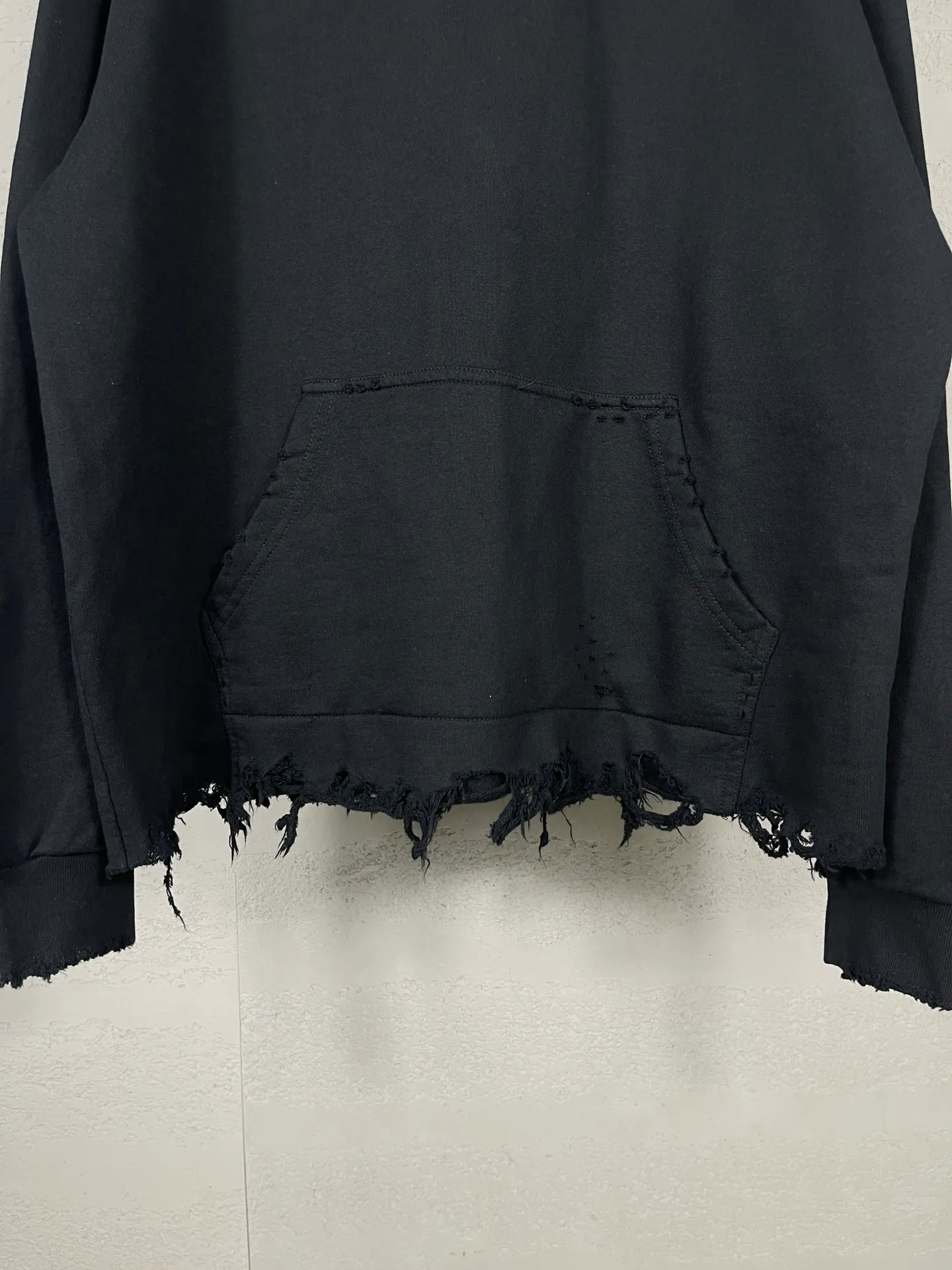 🅿️350 real photos [Top version. Official website quality] BALENCI*GA/Paris BALENCI*GA# New model, double-ring LOGO classic embroidery, water-worn and damaged distressed hooded sweatshirt. Brick cabinet synchronization. The worn and worn ZP is the same, welcome to compare. The fabric is made of Paris ZP custom-woven and dyed cotton terry Davidson. The weight is 460 grams. The cloth surface is clean. The cloth pattern is clear. Soft and comfortable. The color fastness is good. It is not easy to change color. The threads are woven and dyed with no color difference. The embroidery uses a Tajima embroidery machine, the letters are three-dimensional, and the ready-made garments are washed, worn and worn, and are extremely heavy-duty. Jubie market makes goods based on pictures. Comparisons welcome. Restore brick cabinet. The version adopts OS loose shoulder style. Same style for men and women. Code: BL238939 Color: Black Size: XS S M L