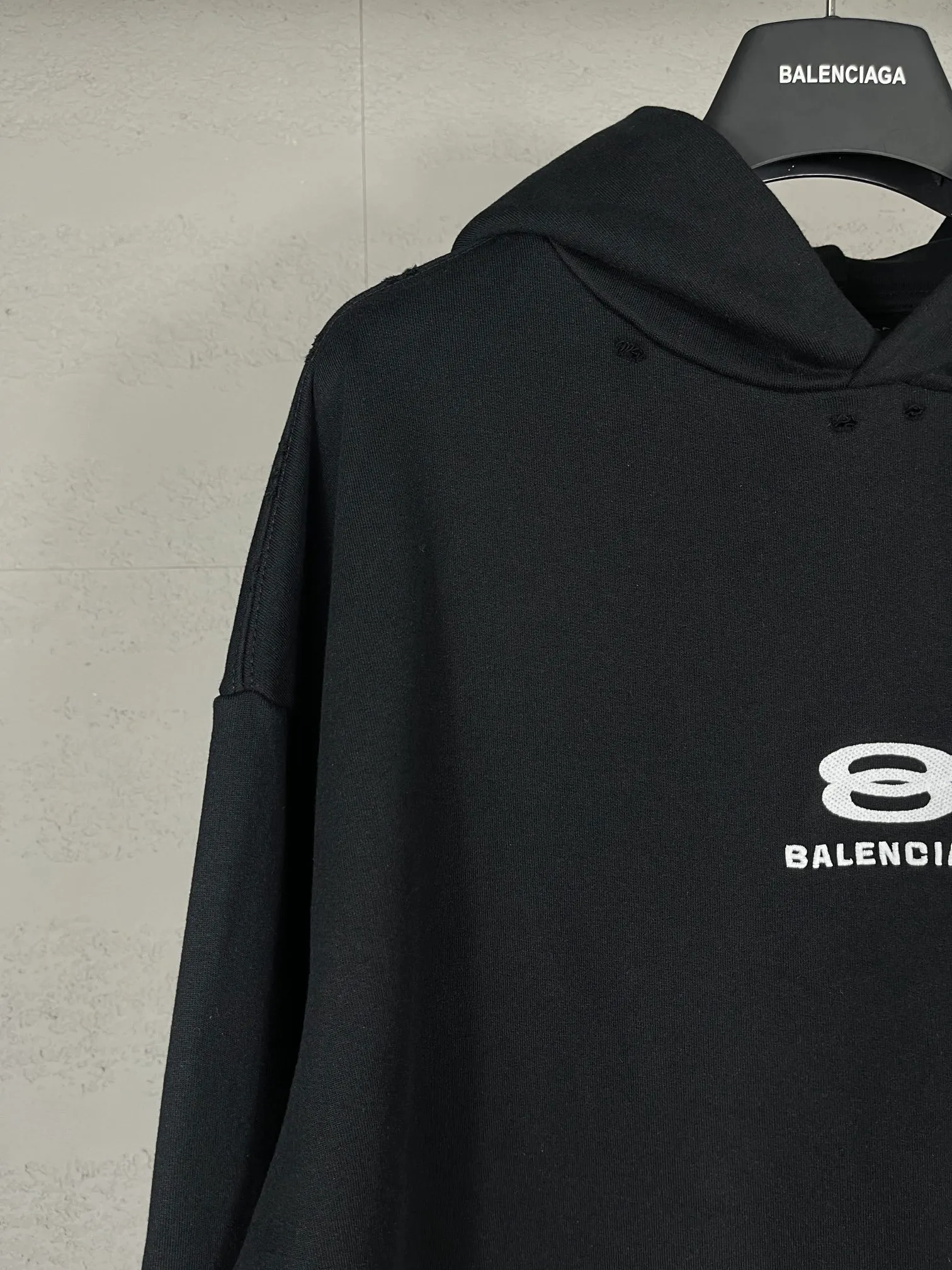 🅿️350 real photos [Top version. Official website quality] BALENCI*GA/Paris BALENCI*GA# New model, double-ring LOGO classic embroidery, water-worn and damaged distressed hooded sweatshirt. Brick cabinet synchronization. The worn and worn ZP is the same, welcome to compare. The fabric is made of Paris ZP custom-woven and dyed cotton terry Davidson. The weight is 460 grams. The cloth surface is clean. The cloth pattern is clear. Soft and comfortable. The color fastness is good. It is not easy to change color. The threads are woven and dyed with no color difference. The embroidery uses a Tajima embroidery machine, the letters are three-dimensional, and the ready-made garments are washed, worn and worn, and are extremely heavy-duty. Jubie market makes goods based on pictures. Comparisons welcome. Restore brick cabinet. The version adopts OS loose shoulder style. Same style for men and women. Code: BL238939 Color: Black Size: XS S M L