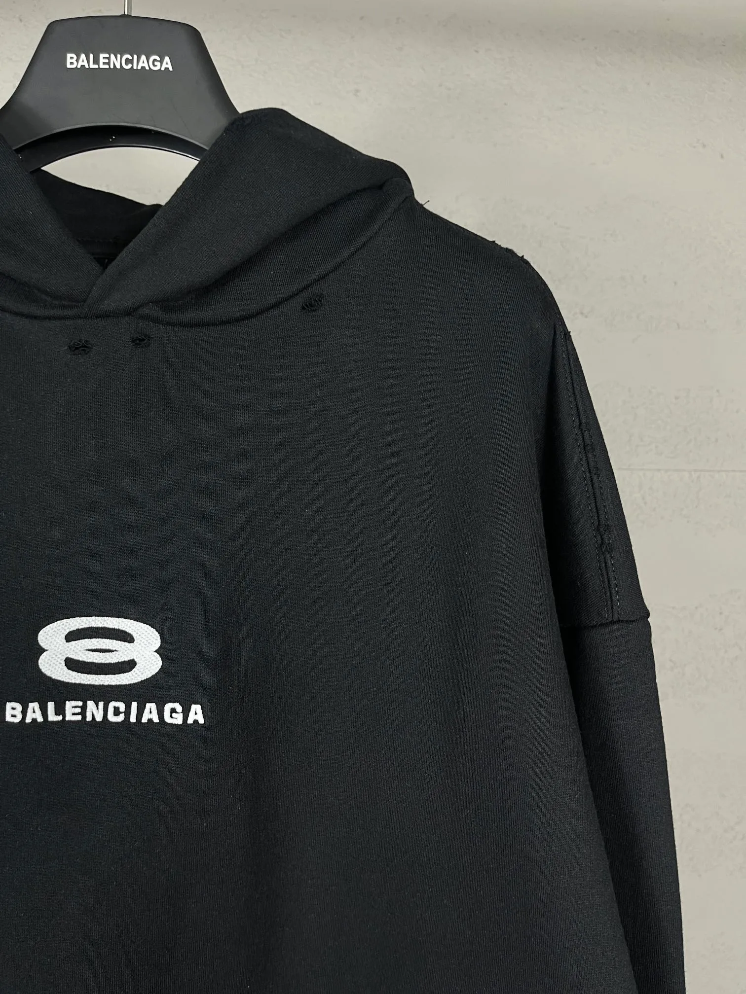 🅿️350 real photos [Top version. Official website quality] BALENCI*GA/Paris BALENCI*GA# New model, double-ring LOGO classic embroidery, water-worn and damaged distressed hooded sweatshirt. Brick cabinet synchronization. The worn and worn ZP is the same, welcome to compare. The fabric is made of Paris ZP custom-woven and dyed cotton terry Davidson. The weight is 460 grams. The cloth surface is clean. The cloth pattern is clear. Soft and comfortable. The color fastness is good. It is not easy to change color. The threads are woven and dyed with no color difference. The embroidery uses a Tajima embroidery machine, the letters are three-dimensional, and the ready-made garments are washed, worn and worn, and are extremely heavy-duty. Jubie market makes goods based on pictures. Comparisons welcome. Restore brick cabinet. The version adopts OS loose shoulder style. Same style for men and women. Code: BL238939 Color: Black Size: XS S M L