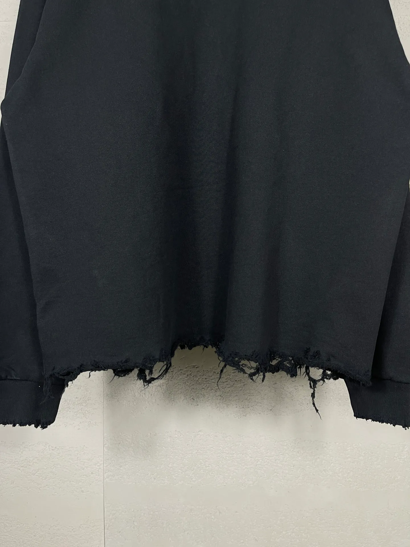 🅿️350 real photos [Top version. Official website quality] BALENCI*GA/Paris BALENCI*GA# New model, double-ring LOGO classic embroidery, water-worn and damaged distressed hooded sweatshirt. Brick cabinet synchronization. The worn and worn ZP is the same, welcome to compare. The fabric is made of Paris ZP custom-woven and dyed cotton terry Davidson. The weight is 460 grams. The cloth surface is clean. The cloth pattern is clear. Soft and comfortable. The color fastness is good. It is not easy to change color. The threads are woven and dyed with no color difference. The embroidery uses a Tajima embroidery machine, the letters are three-dimensional, and the ready-made garments are washed, worn and worn, and are extremely heavy-duty. Jubie market makes goods based on pictures. Comparisons welcome. Restore brick cabinet. The version adopts OS loose shoulder style. Same style for men and women. Code: BL238939 Color: Black Size: XS S M L