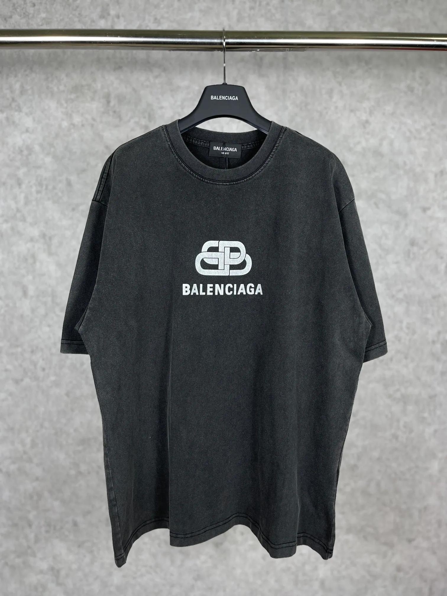 🅿️170 real photos [Top version. Official website quality] BALENCI*GA/Paris BALENCI*GA# Classic LOGO lock printed washed short-sleeved T-shirt. Brick cabinet synchronization. The fabric is made of Paris ZP custom-woven and dyed 100% cotton double yarn compact cotton. The weight is 260 grams. The cloth surface is clean. The cloth pattern is clear. Soft and comfortable. The color fastness is good. It is not easy to change color. The threads are woven and dyed with no color difference. The printing uses imported environmentally friendly glue, which has a three-dimensional effect and no burrs. Restore brick cabinet. The version adopts OS loose shoulder version. Same style for men and women. Code: BL223052 Color: washed black Size: XS S M L