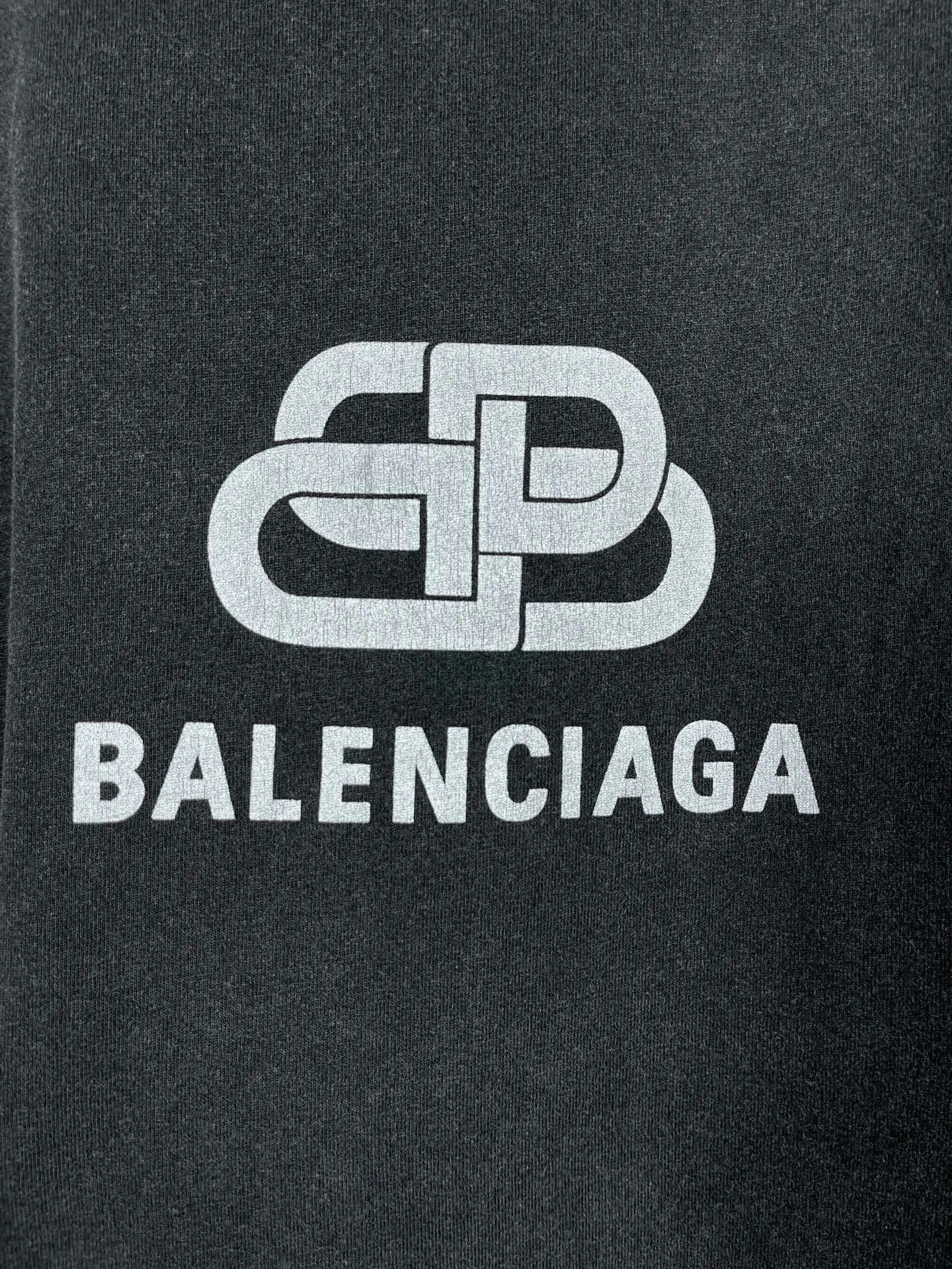 🅿️170 real photos [Top version. Official website quality] BALENCI*GA/Paris BALENCI*GA# Classic LOGO lock printed washed short-sleeved T-shirt. Brick cabinet synchronization. The fabric is made of Paris ZP custom-woven and dyed 100% cotton double yarn compact cotton. The weight is 260 grams. The cloth surface is clean. The cloth pattern is clear. Soft and comfortable. The color fastness is good. It is not easy to change color. The threads are woven and dyed with no color difference. The printing uses imported environmentally friendly glue, which has a three-dimensional effect and no burrs. Restore brick cabinet. The version adopts OS loose shoulder version. Same style for men and women. Code: BL223052 Color: washed black Size: XS S M L