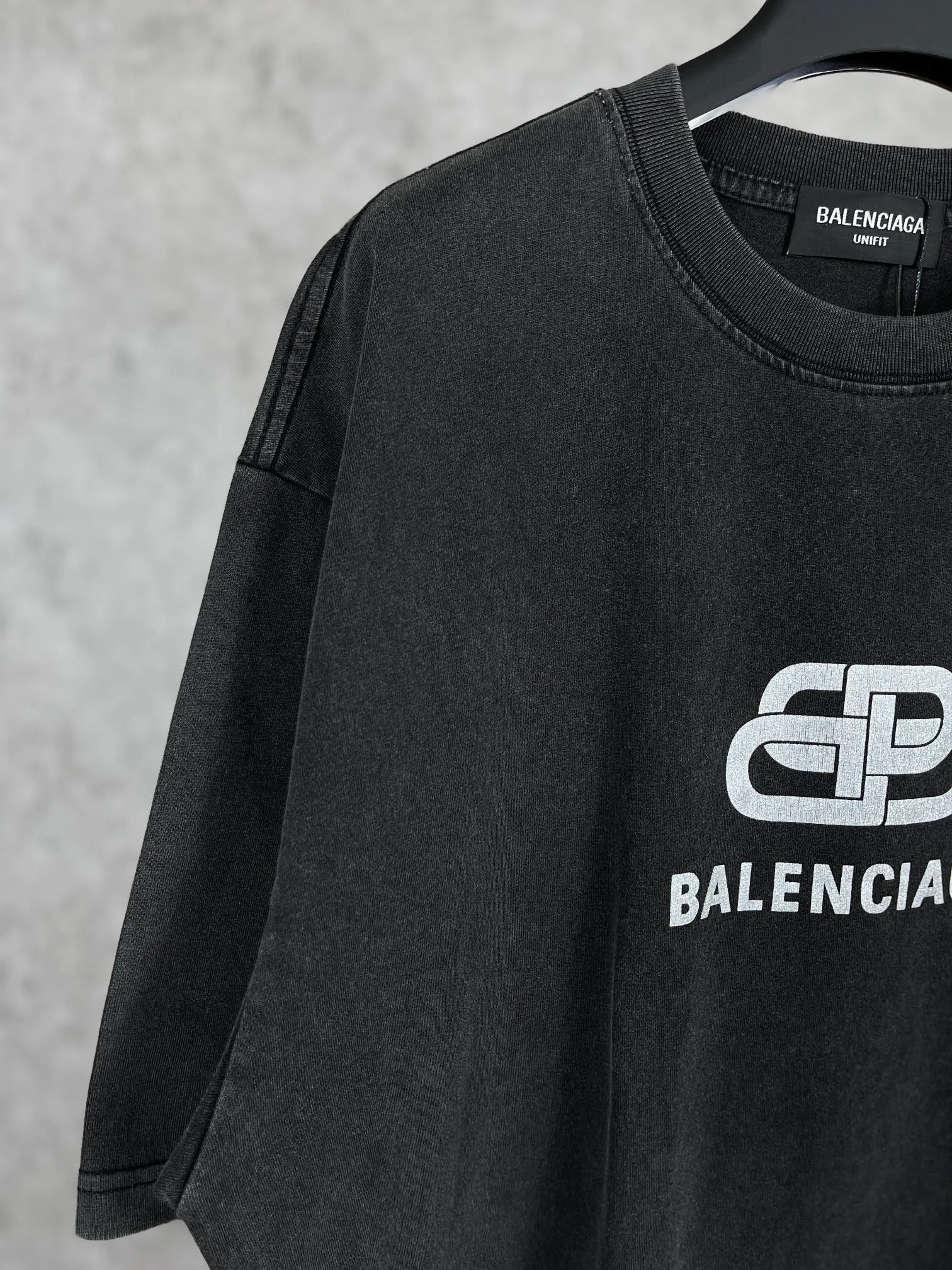 🅿️170 real photos [Top version. Official website quality] BALENCI*GA/Paris BALENCI*GA# Classic LOGO lock printed washed short-sleeved T-shirt. Brick cabinet synchronization. The fabric is made of Paris ZP custom-woven and dyed 100% cotton double yarn compact cotton. The weight is 260 grams. The cloth surface is clean. The cloth pattern is clear. Soft and comfortable. The color fastness is good. It is not easy to change color. The threads are woven and dyed with no color difference. The printing uses imported environmentally friendly glue, which has a three-dimensional effect and no burrs. Restore brick cabinet. The version adopts OS loose shoulder version. Same style for men and women. Code: BL223052 Color: washed black Size: XS S M L